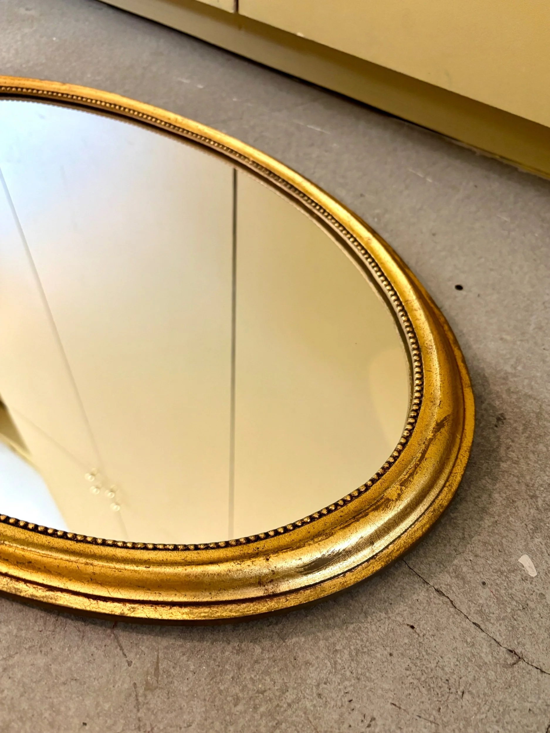 miroir-ovale-bois-perle-dore-decoration-vintage-axs-design-paris-france