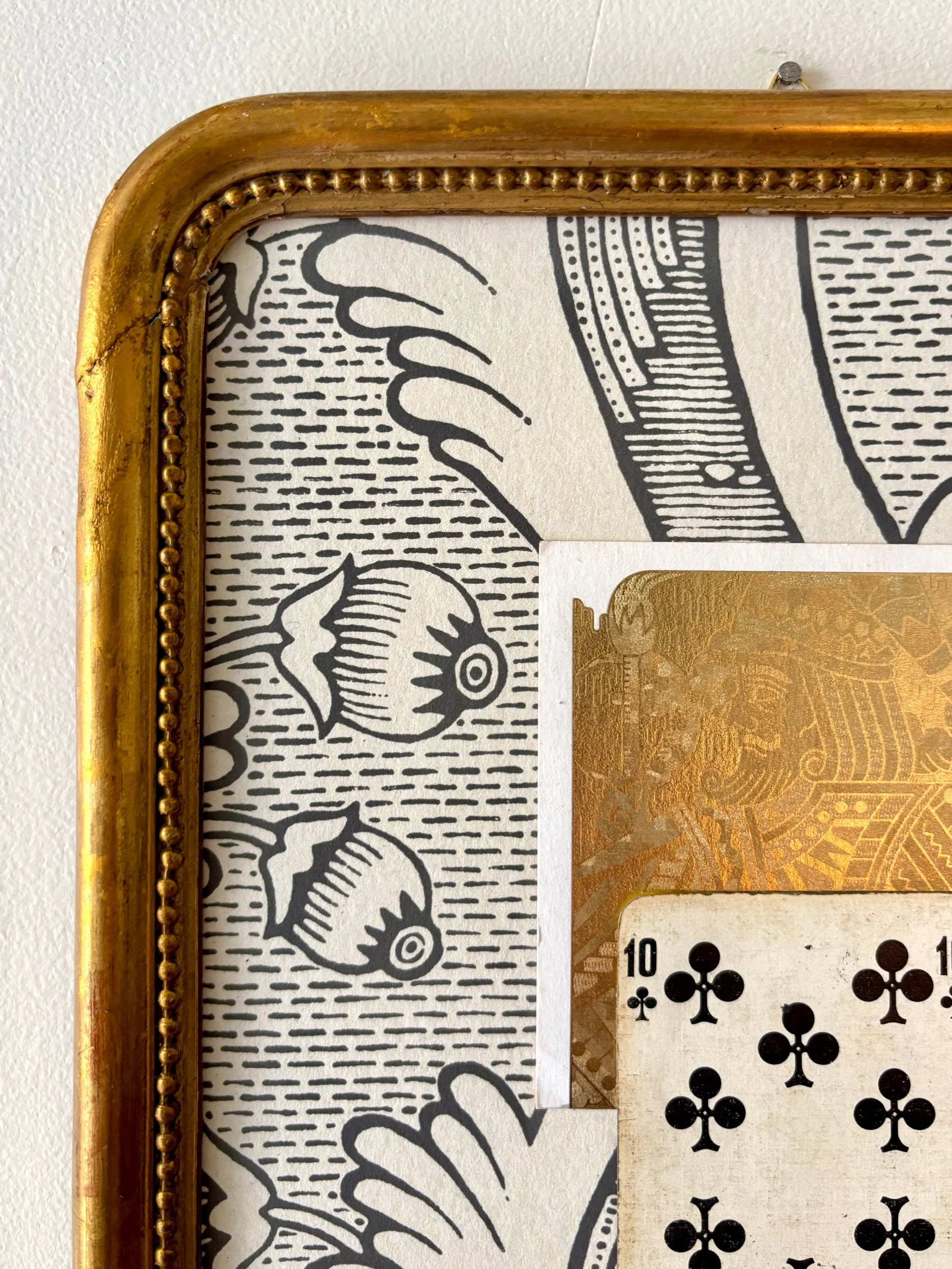 cadre-napoleon-iii-bois-dore-papier-peint-grenade-antoinette-poisson-carte-imprimerie-du-marais-art-decoration-vintage-axs-design-paris-france