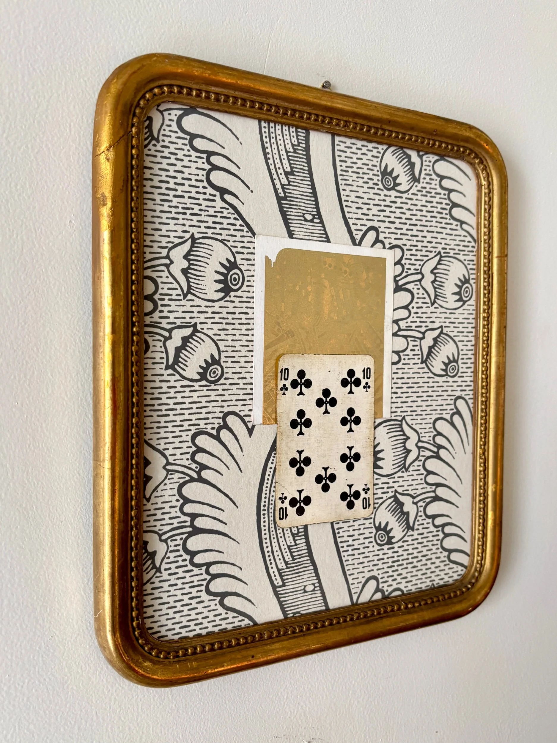 cadre-napoleon-iii-bois-dore-papier-peint-grenade-antoinette-poisson-carte-imprimerie-du-marais-art-decoration-vintage-axs-design-paris-france