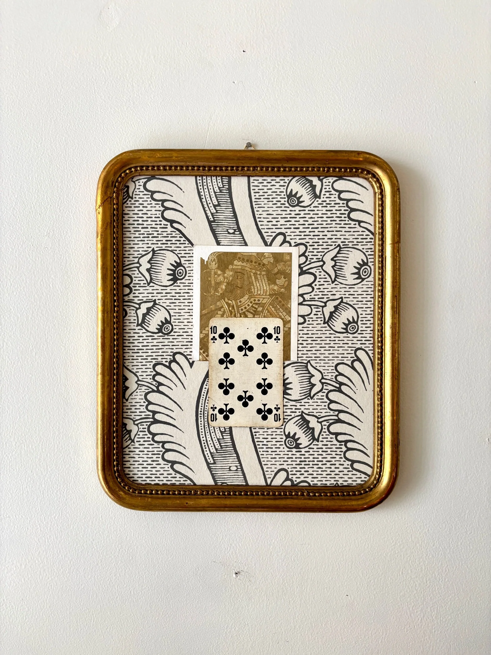 Cadre Napoléon III en bois doré, papier peint Antoinette Poisson, carte Imprimerie du Marais et carte à jouer