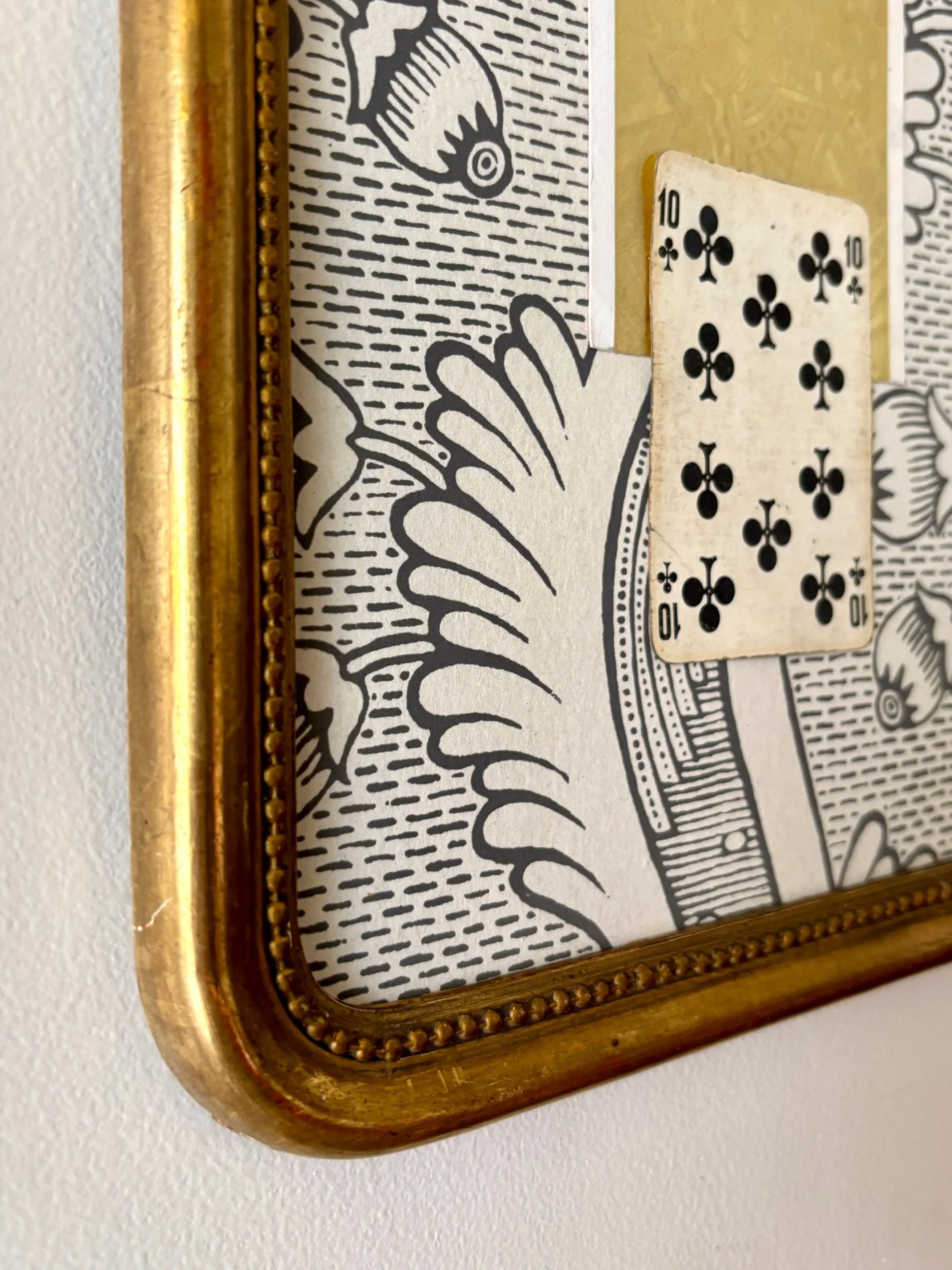 cadre-napoleon-iii-bois-dore-papier-peint-grenade-antoinette-poisson-carte-imprimerie-du-marais-art-decoration-vintage-axs-design-paris-france