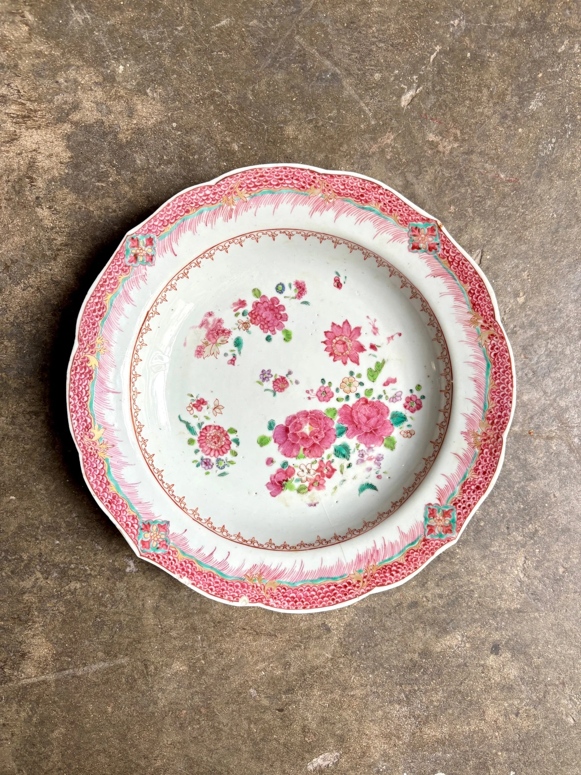 assiette-creuse-compagnie-des-indes-famille-rose-porcelaine-gris-vert-dore-vaisselle-vintage-antique-axs-design-paris-france