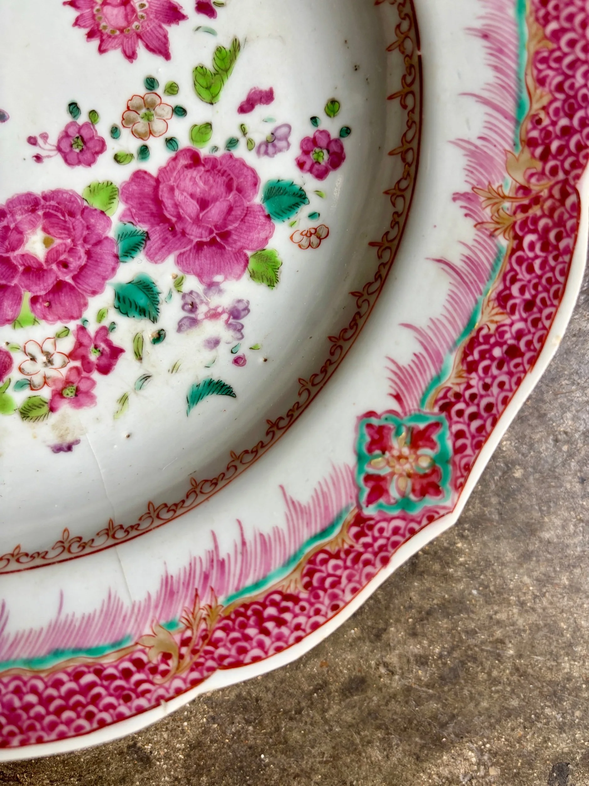 assiette-creuse-compagnie-des-indes-famille-rose-porcelaine-gris-vert-dore-vaisselle-vintage-antique-axs-design-paris-france