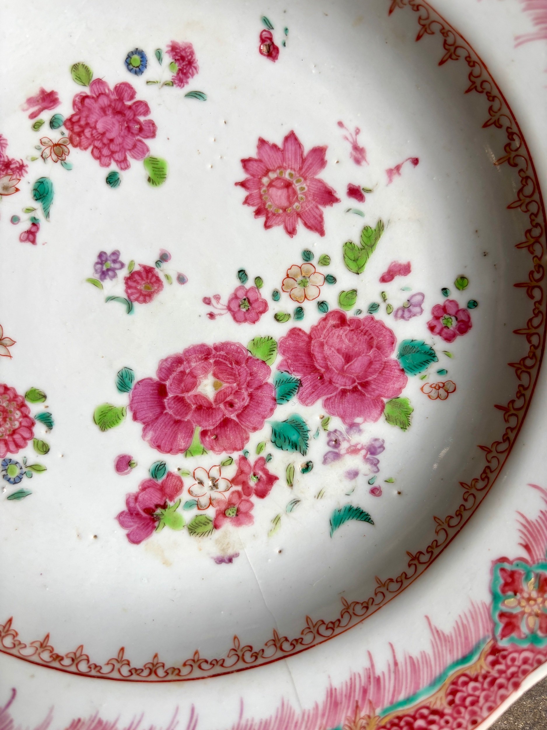 assiette-creuse-compagnie-des-indes-famille-rose-porcelaine-gris-vert-dore-vaisselle-vintage-antique-axs-design-paris-france