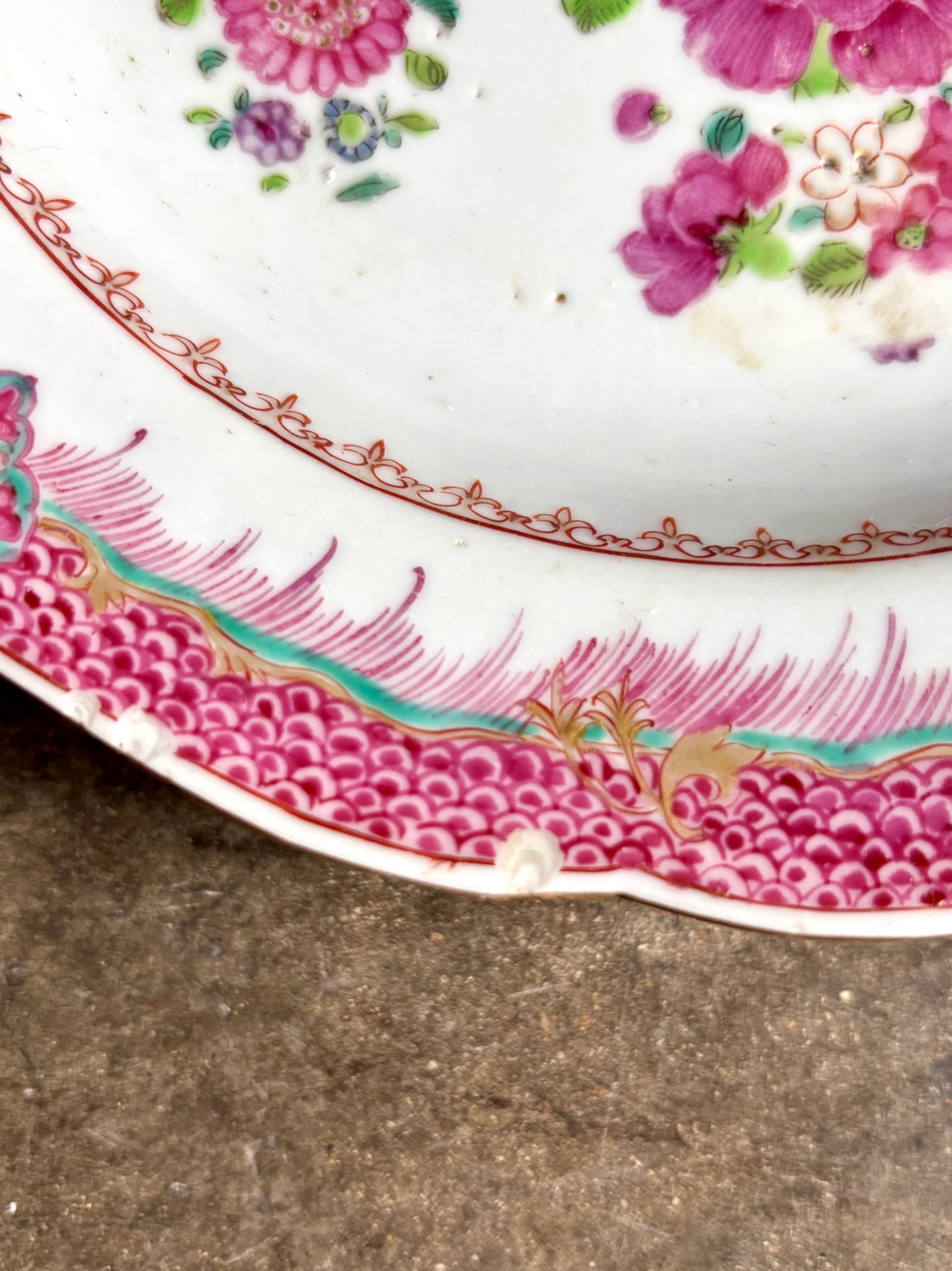 assiette-creuse-compagnie-des-indes-famille-rose-porcelaine-gris-vert-dore-vaisselle-vintage-antique-axs-design-paris-france