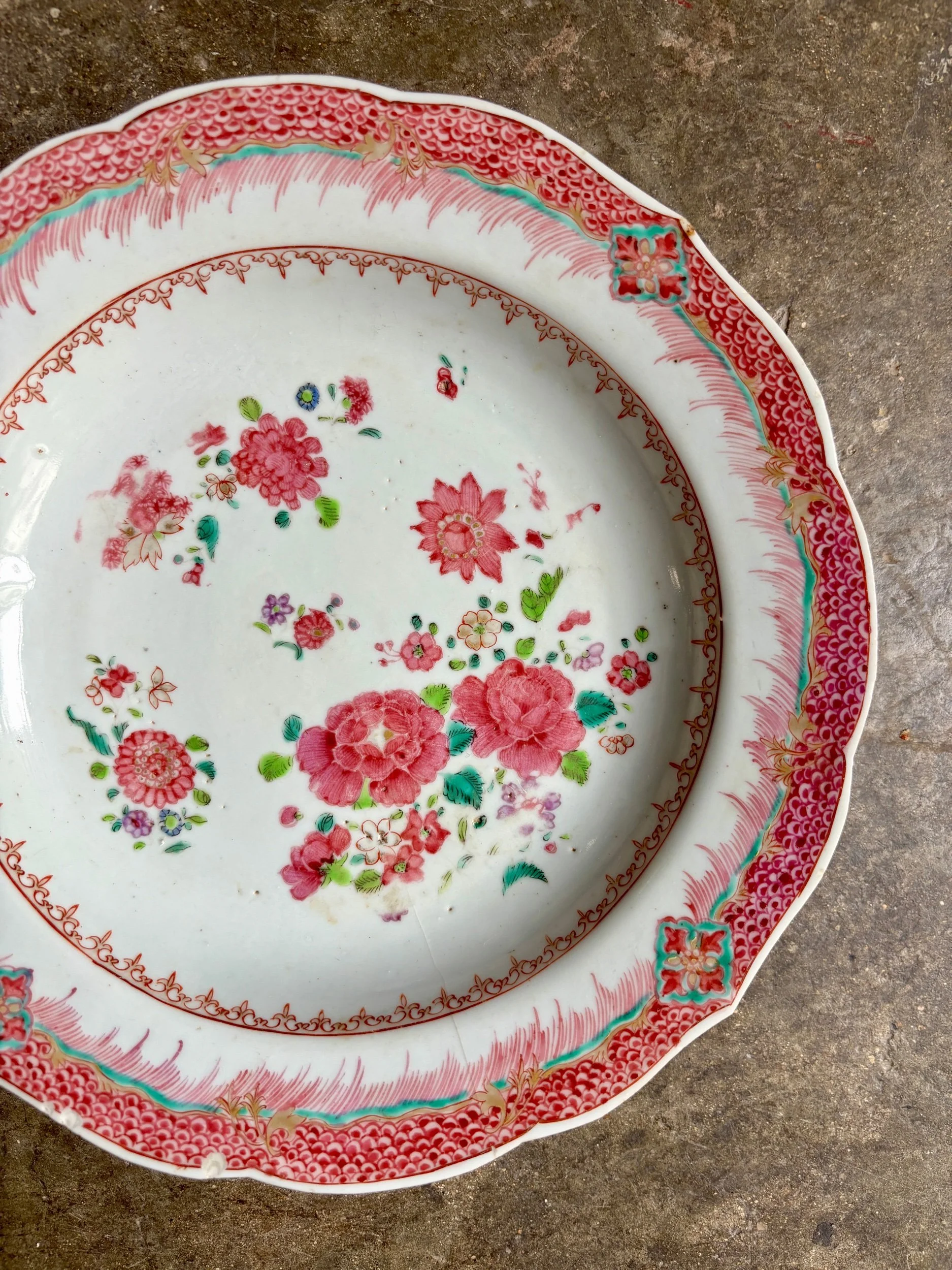 assiette-creuse-compagnie-des-indes-famille-rose-porcelaine-gris-vert-dore-vaisselle-vintage-antique-axs-design-paris-france