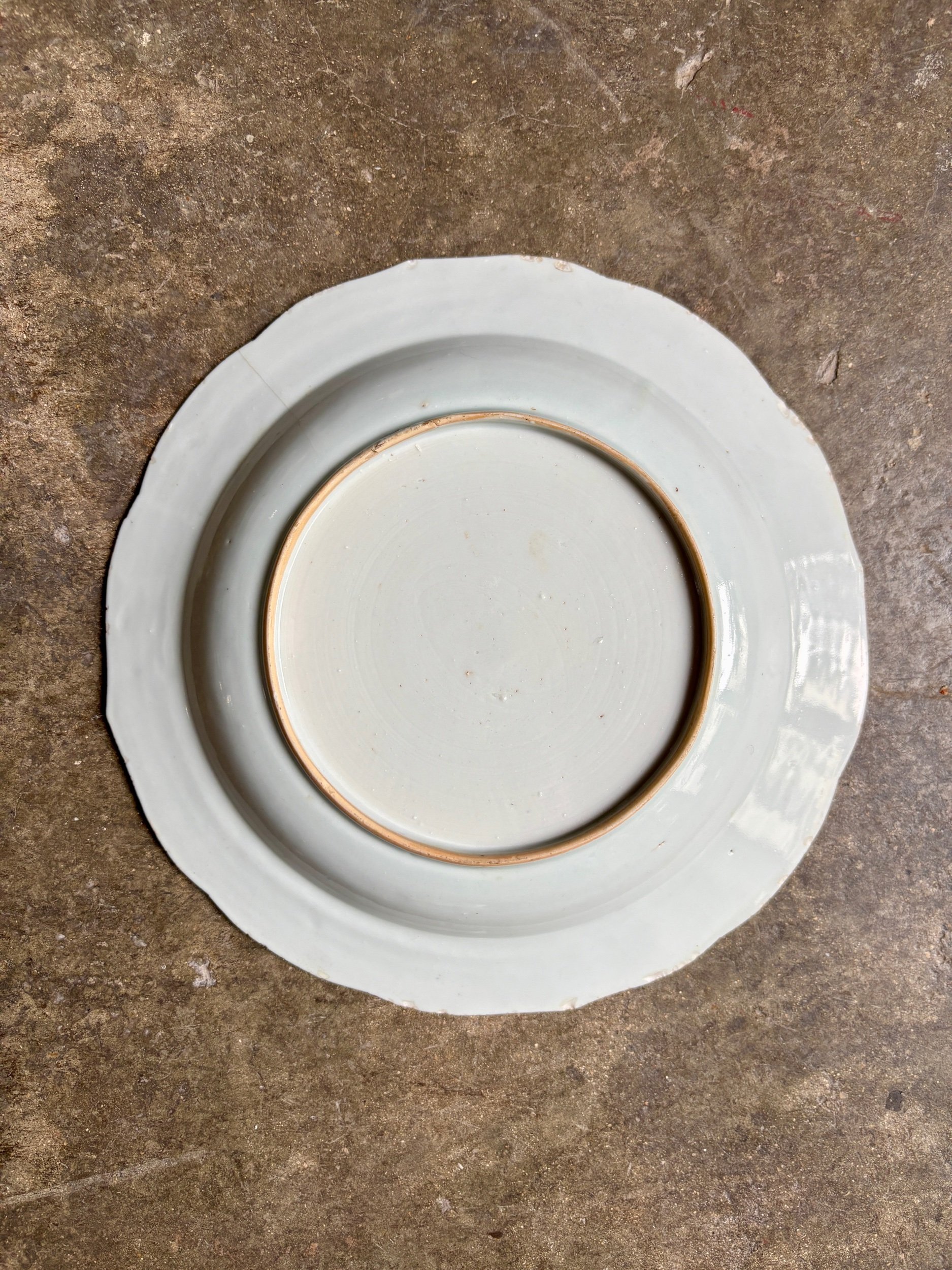 assiette-creuse-compagnie-des-indes-famille-rose-porcelaine-gris-vert-dore-vaisselle-vintage-antique-axs-design-paris-france