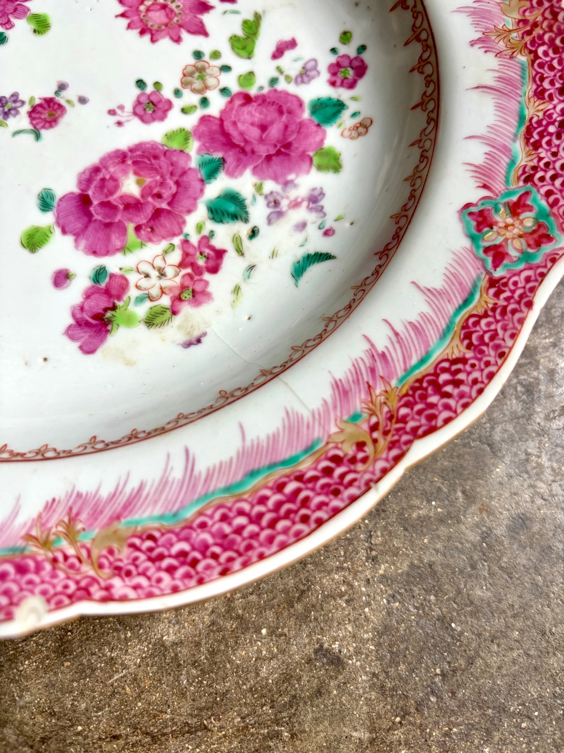 assiette-creuse-compagnie-des-indes-famille-rose-porcelaine-gris-vert-dore-vaisselle-vintage-antique-axs-design-paris-france