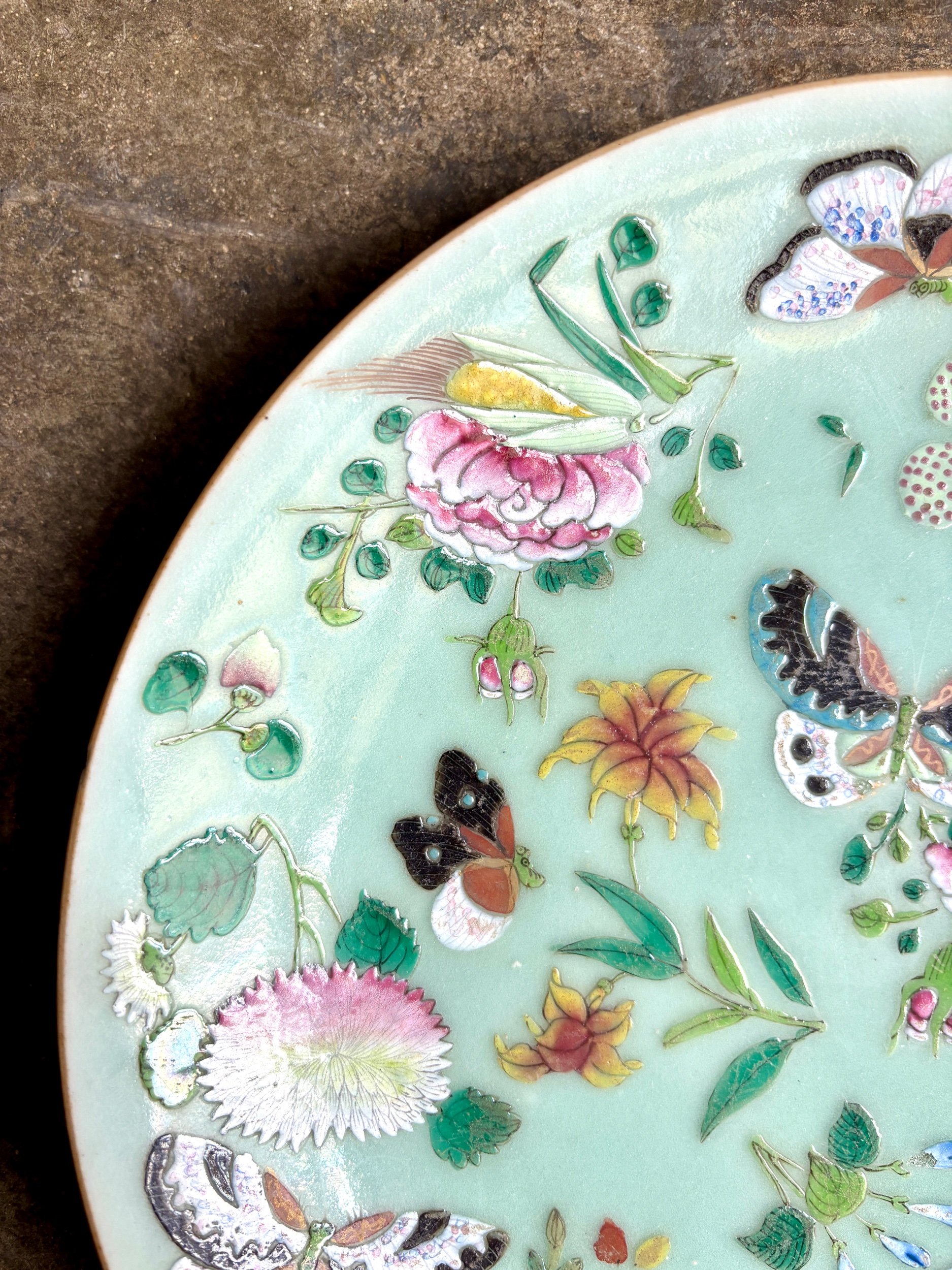 plat-rond-porcelaine-celadon-bleu-rose-vert-jaune-vaisselle-vintage-antique-axs-design-paris-france