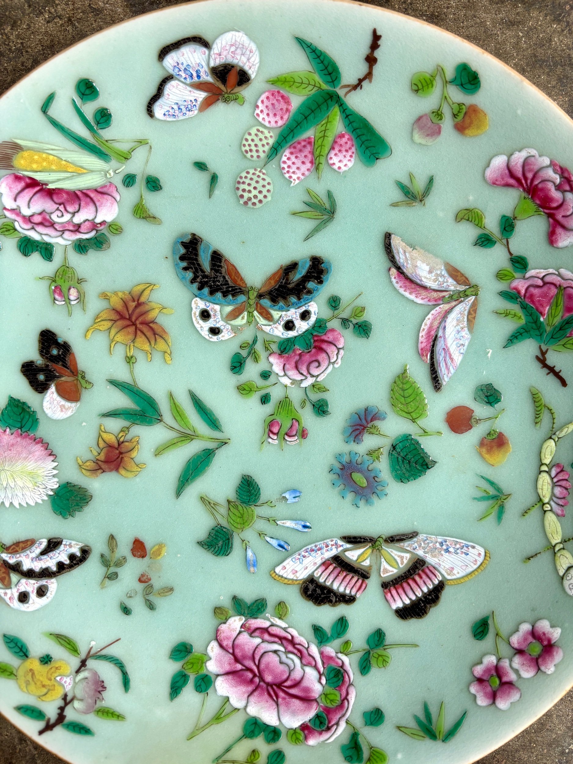 plat-rond-porcelaine-celadon-bleu-rose-vert-jaune-vaisselle-vintage-antique-axs-design-paris-france