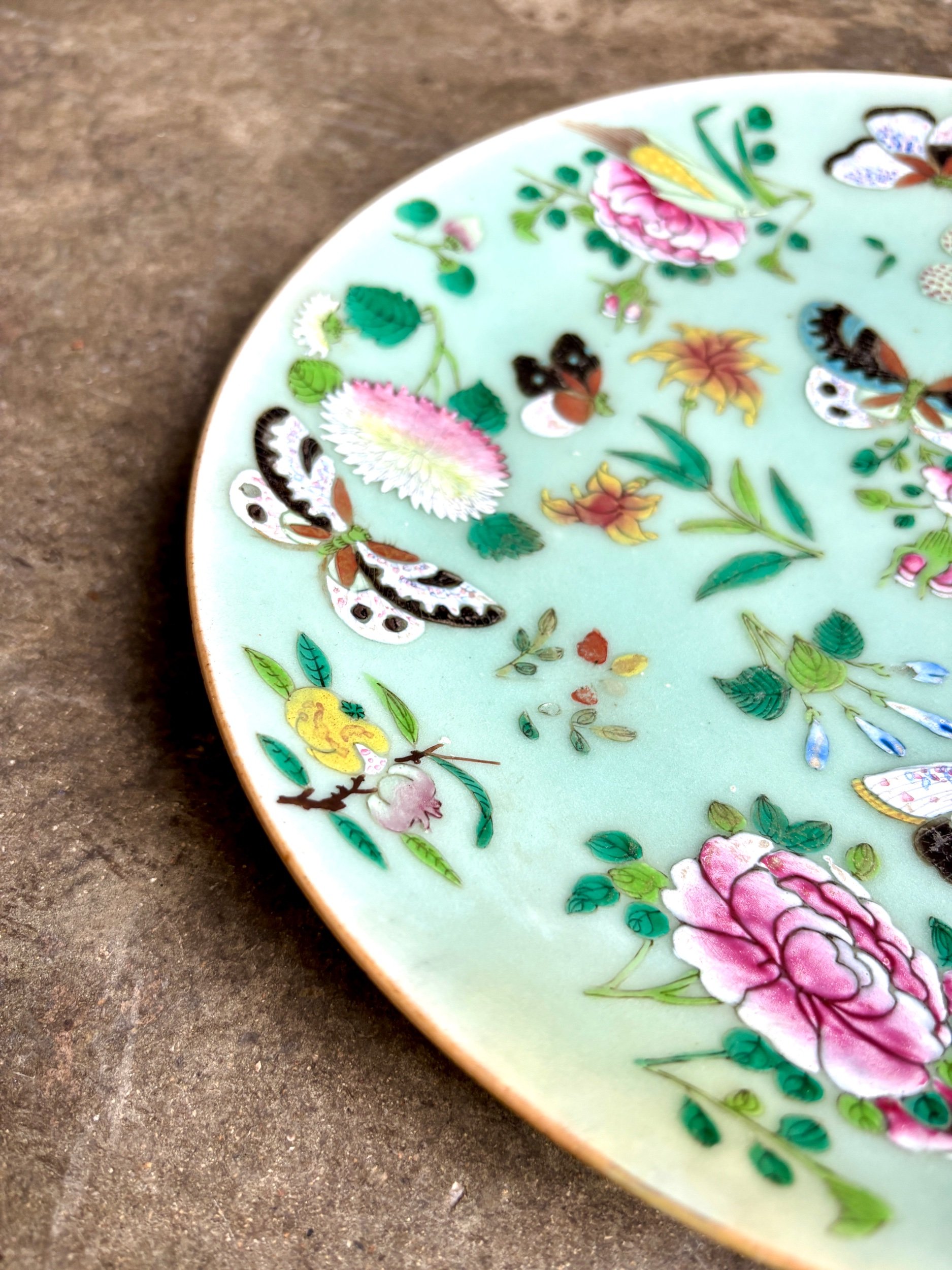 plat-rond-porcelaine-celadon-bleu-rose-vert-jaune-vaisselle-vintage-antique-axs-design-paris-france