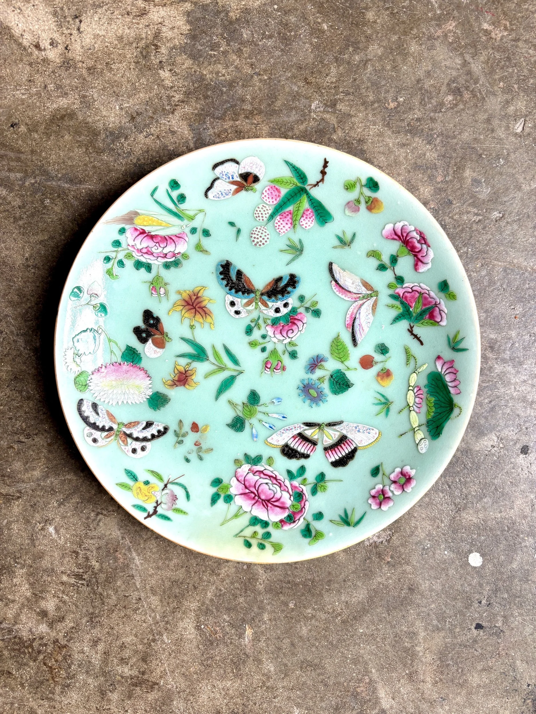 plat-rond-porcelaine-celadon-bleu-rose-vert-jaune-vaisselle-vintage-antique-axs-design-paris-france