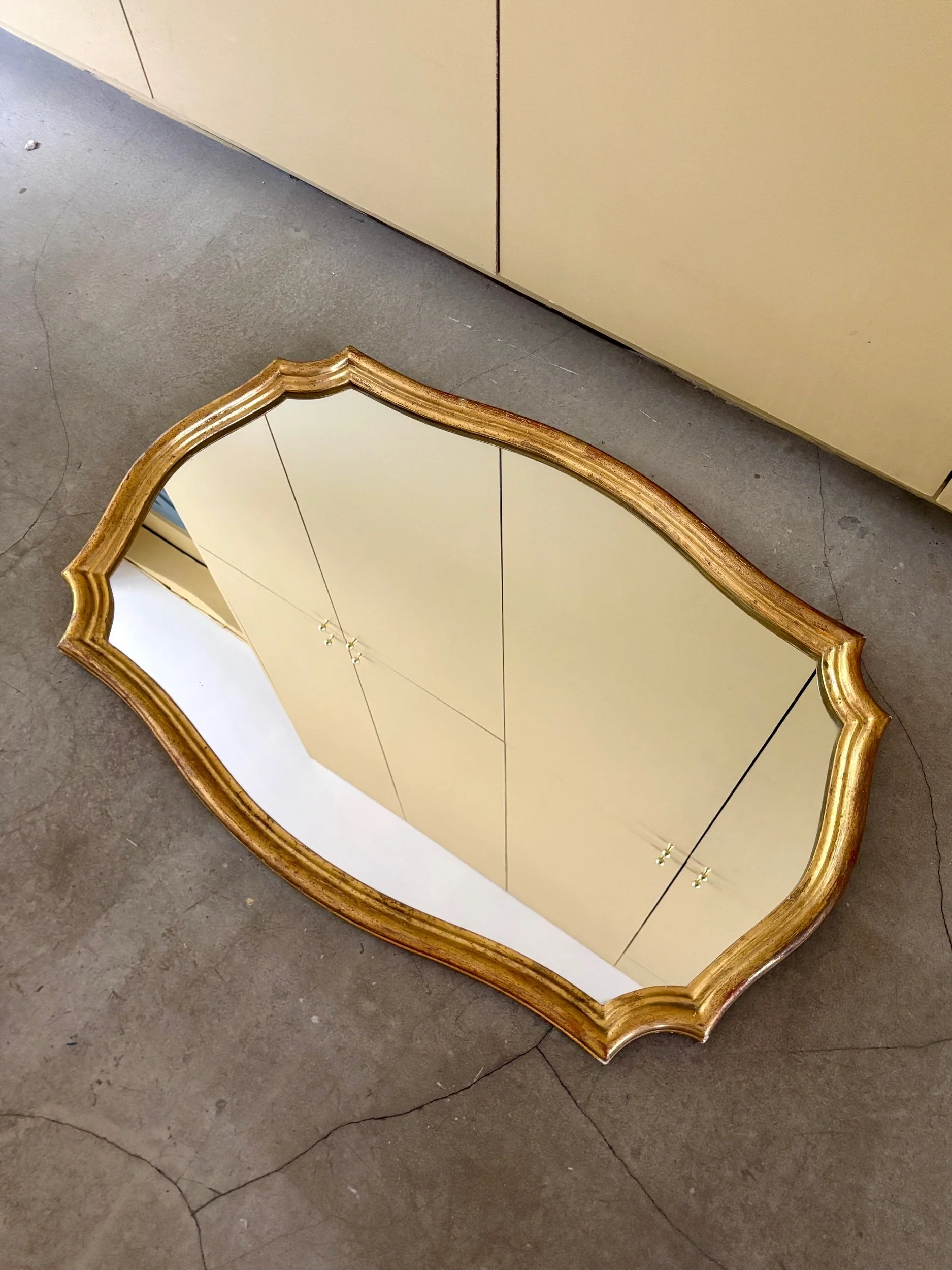 Miroir classique en bois doré 79 x 52 cm