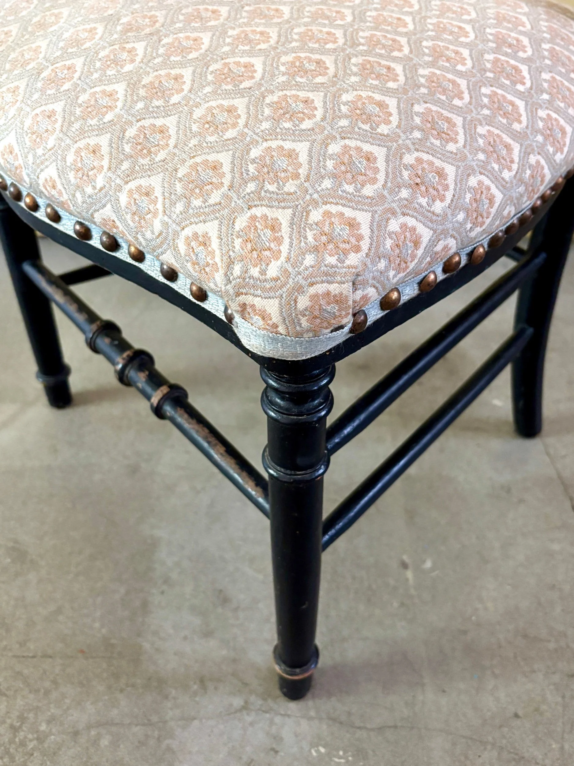 chaise-napoleon-iii-bois-noir-coton-gris-beige-rose-assise-vintage-classique-axs-design-paris-france