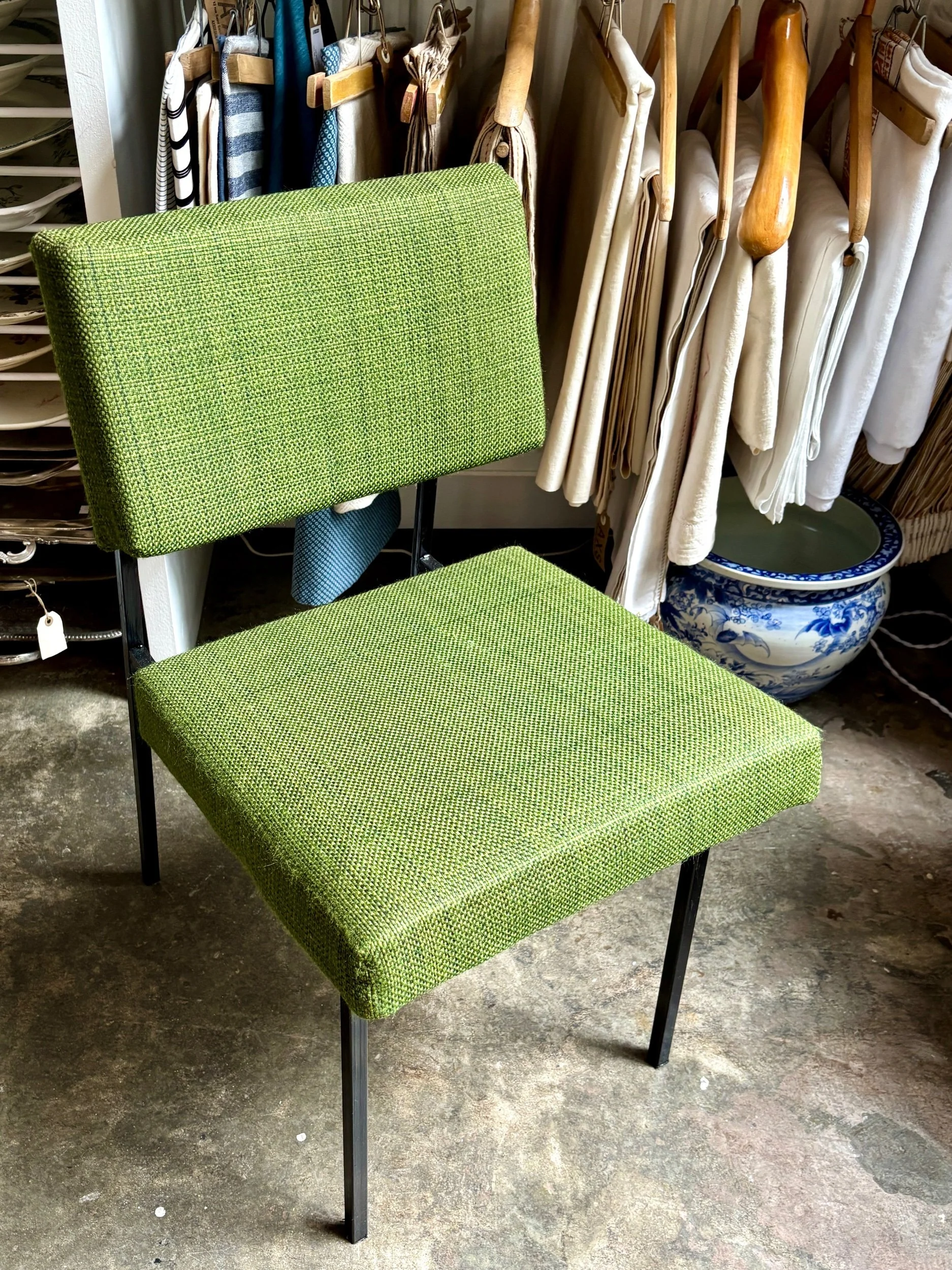 chauffeuse-fauteuil-metal-noir-coton-vert-assise-vintage-axs-design-paris-france