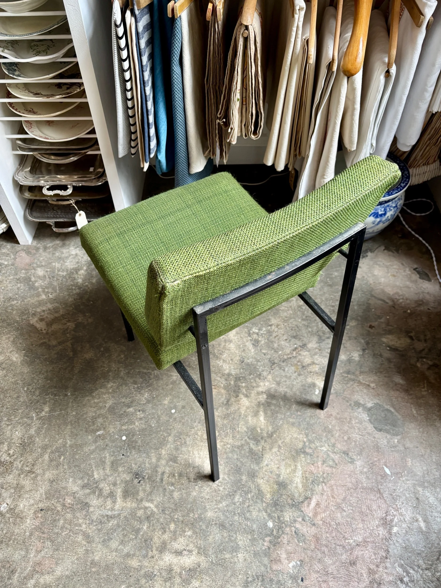 chauffeuse-fauteuil-metal-noir-coton-vert-assise-vintage-axs-design-paris-france