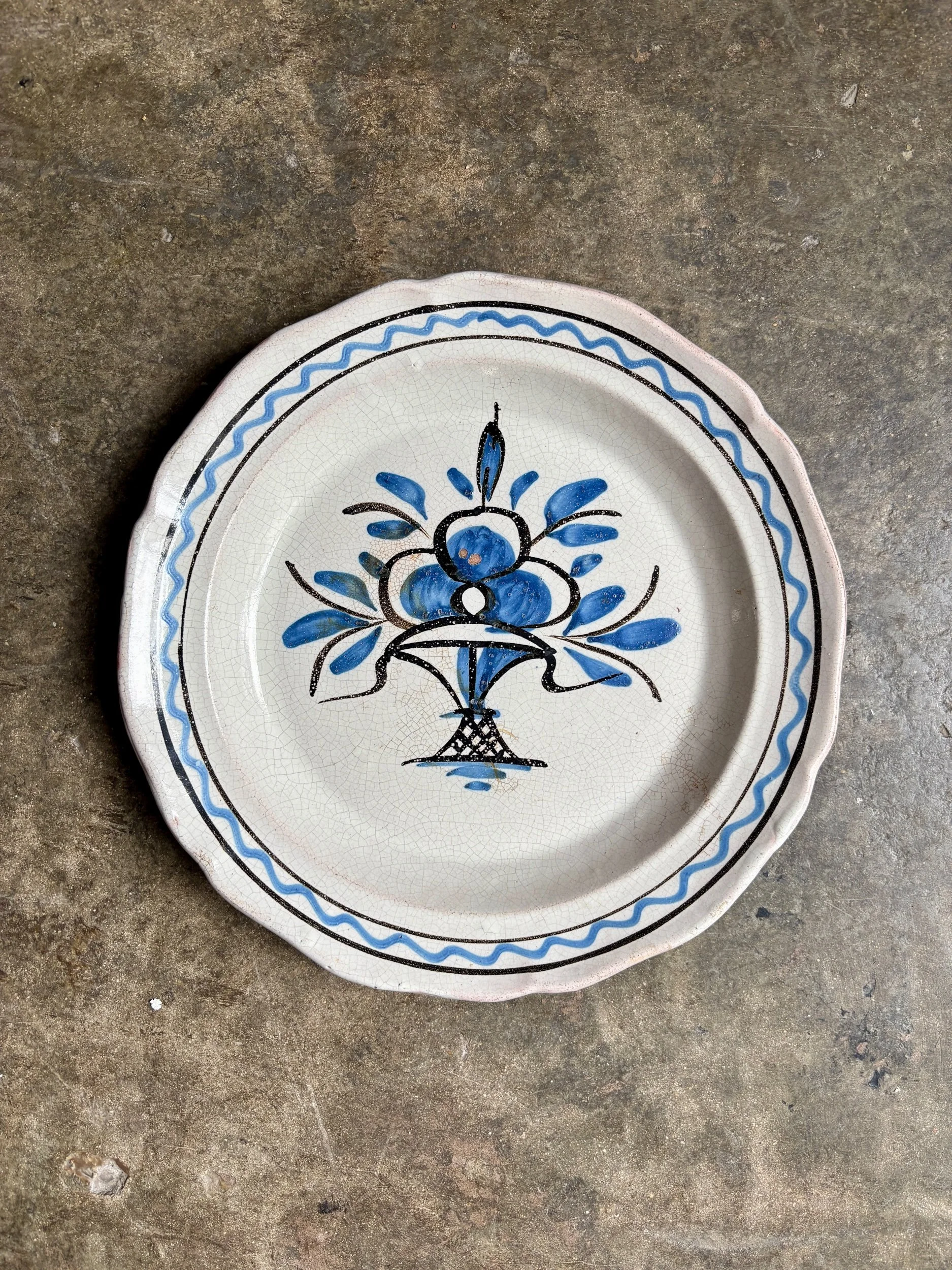 plat-rond-cul-noir-terre-cuite-emaillee-bleu-noir-vaisselle-vintage-axs-design-paris-france