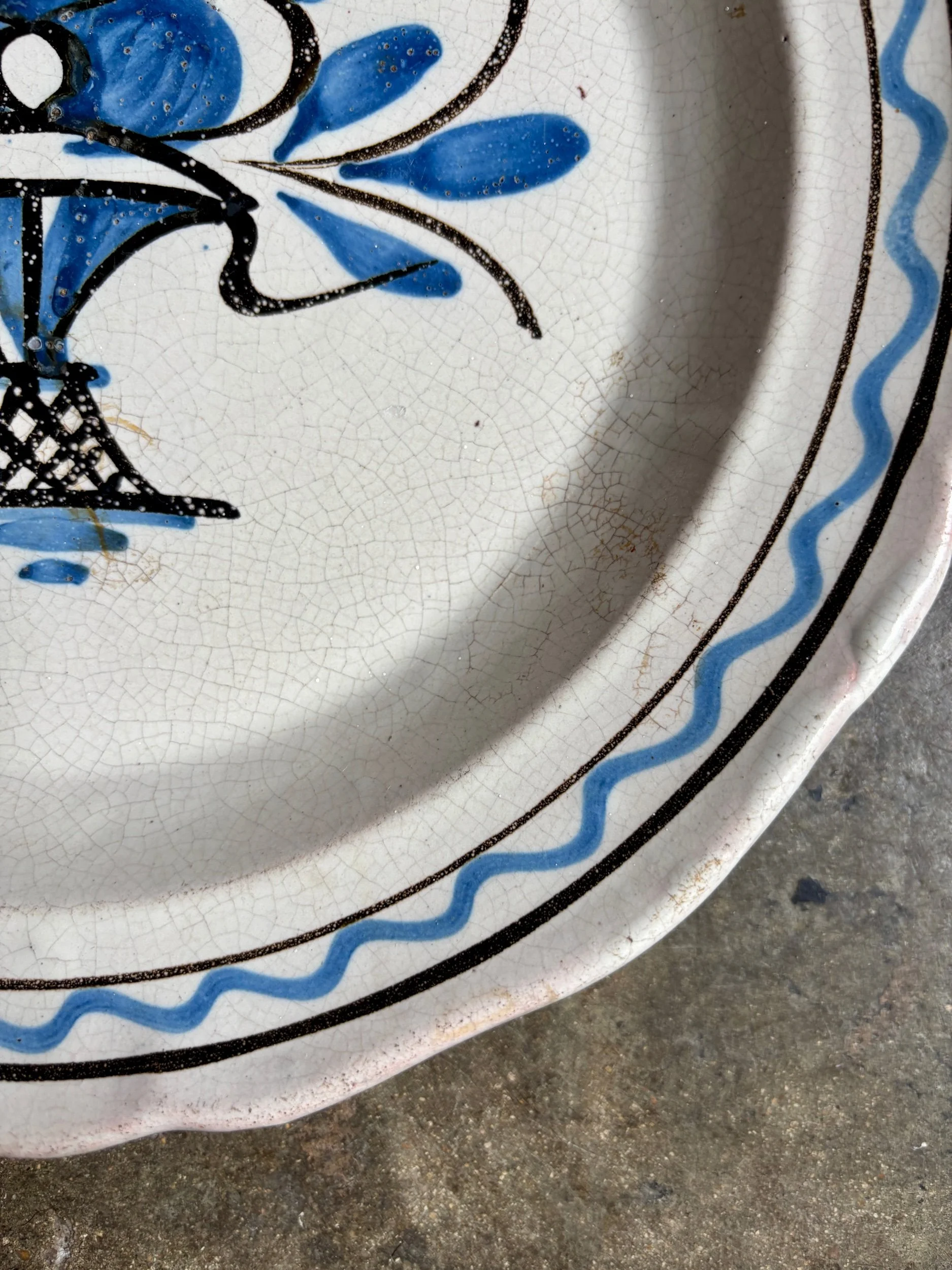 plat-rond-cul-noir-terre-cuite-emaillee-bleu-noir-vaisselle-vintage-axs-design-paris-france