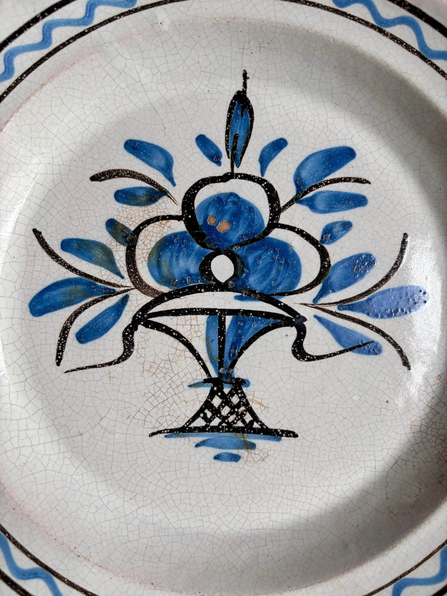 plat-rond-cul-noir-terre-cuite-emaillee-bleu-noir-vaisselle-vintage-axs-design-paris-france