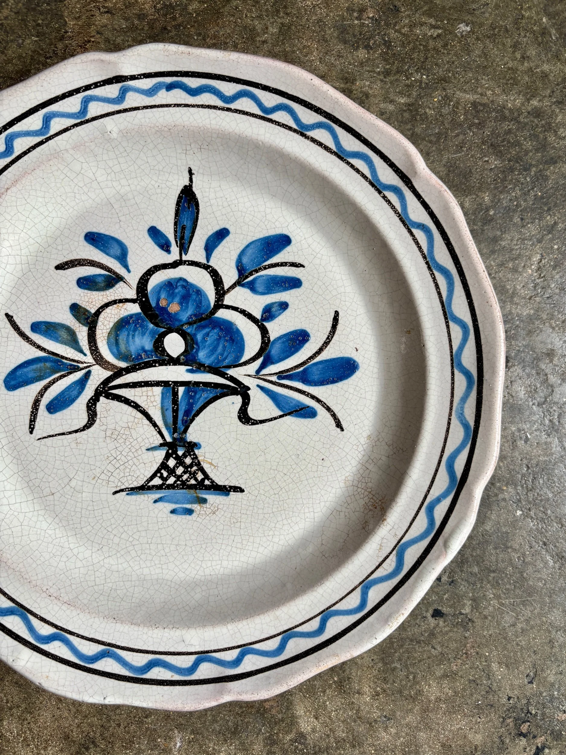 plat-rond-cul-noir-terre-cuite-emaillee-bleu-noir-vaisselle-vintage-axs-design-paris-france