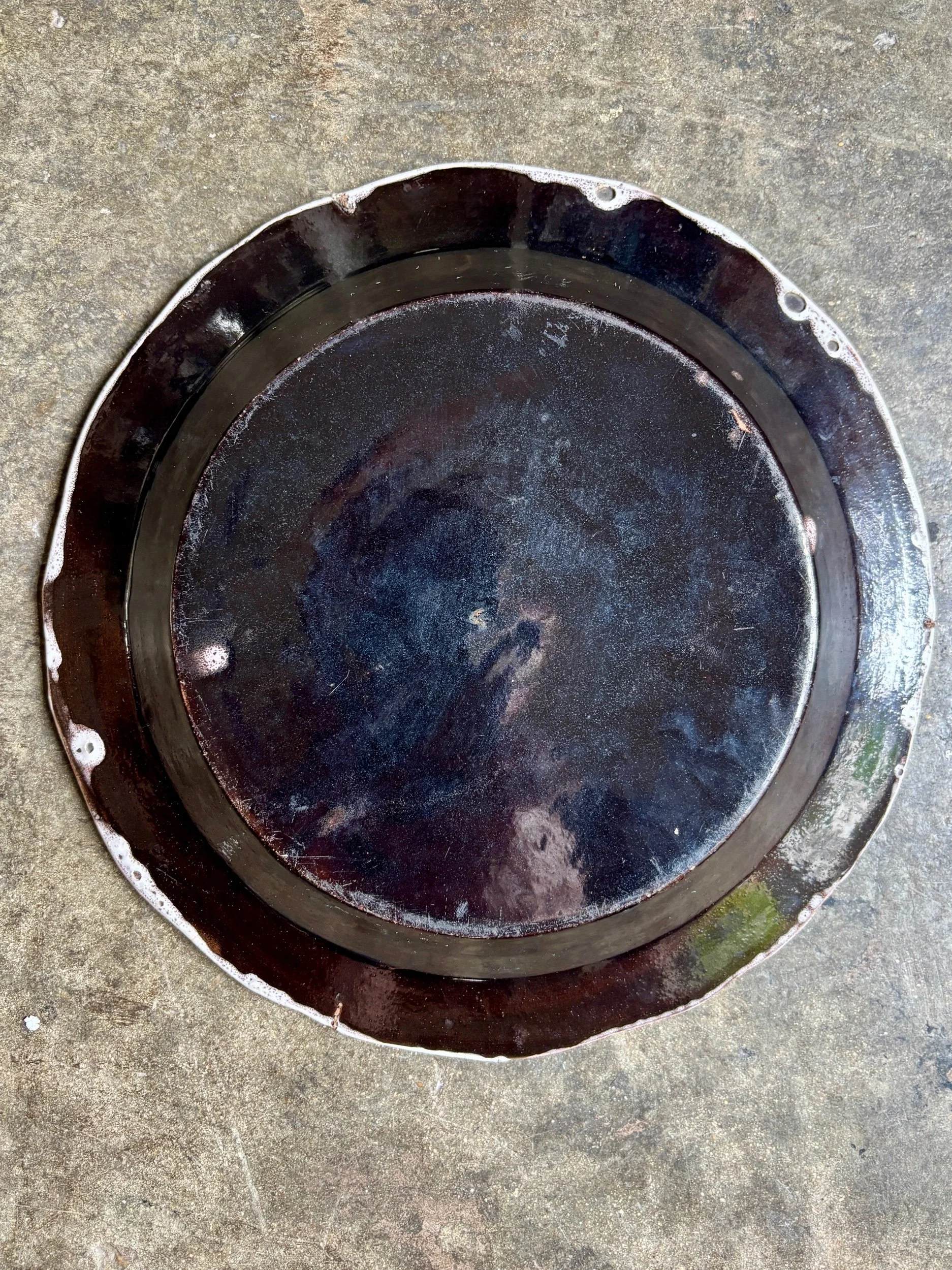 plat-rond-cul-noir-terre-cuite-emaillee-bleu-noir-vaisselle-vintage-axs-design-paris-france