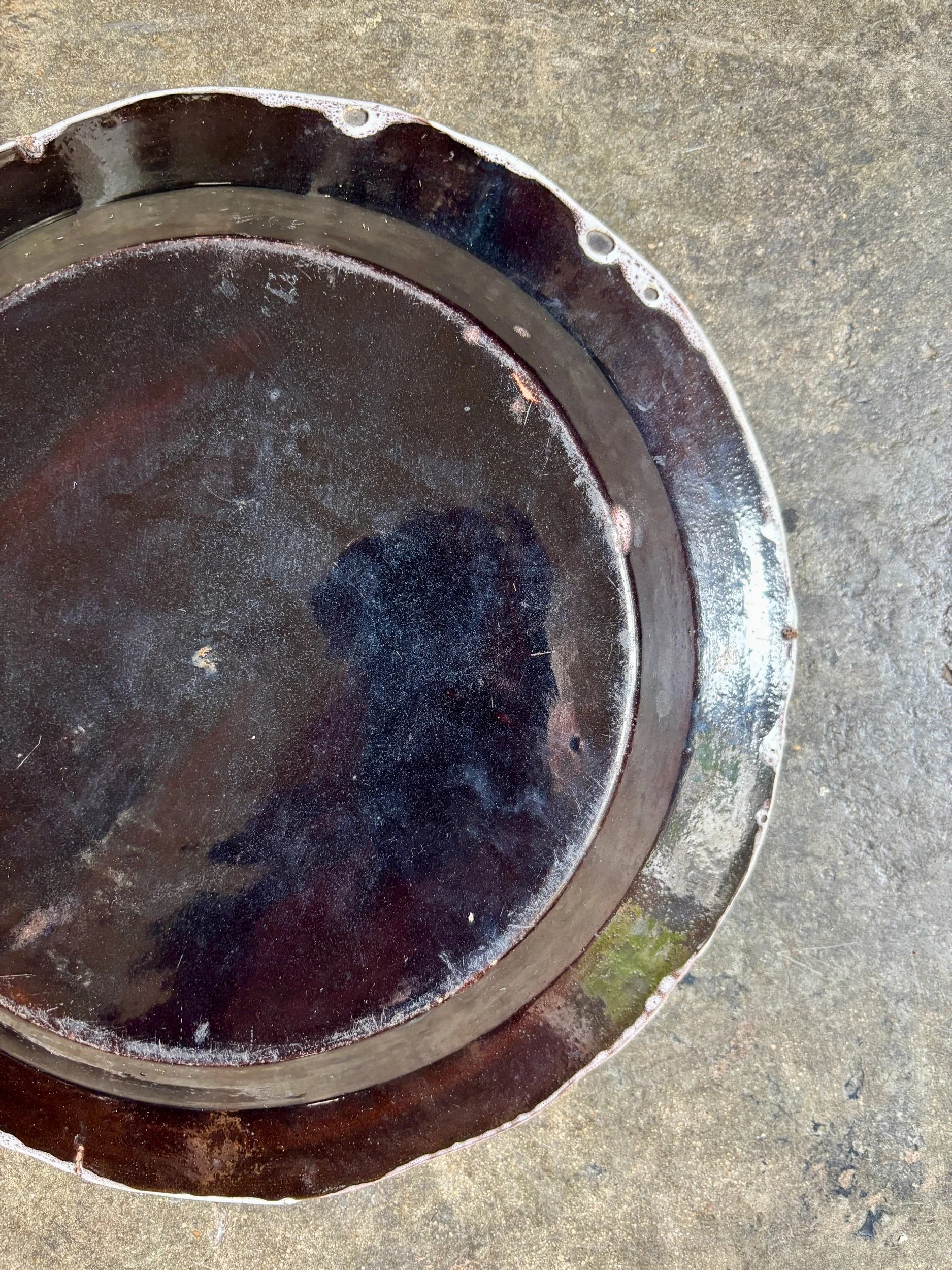 plat-rond-cul-noir-terre-cuite-emaillee-bleu-noir-vaisselle-vintage-axs-design-paris-france