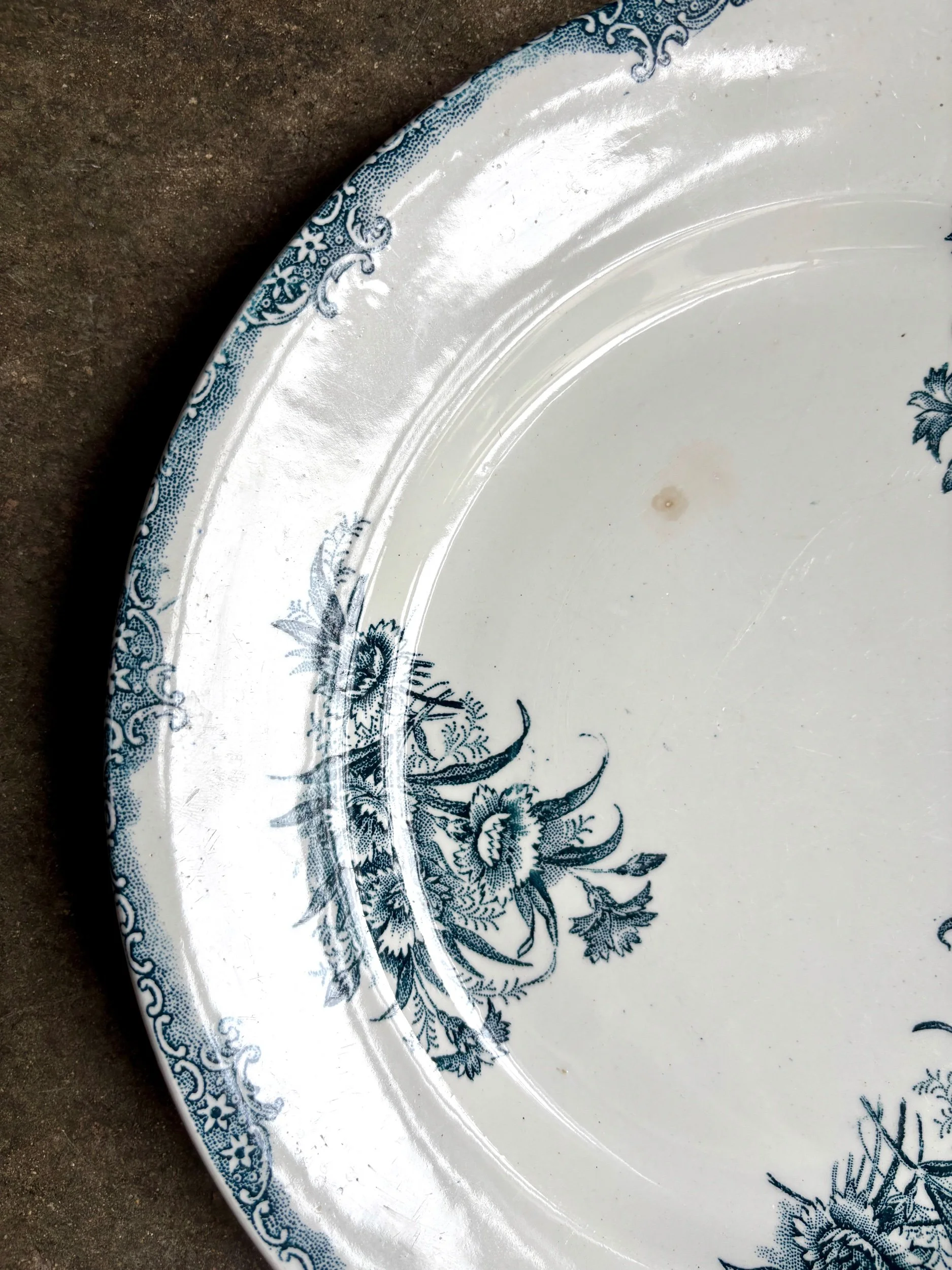 plat-rond-clairefontaine-leon-graves-oeillets-terre-de-fer-blanc-bleu-vaisselle-vintage-axs-design-paris-france