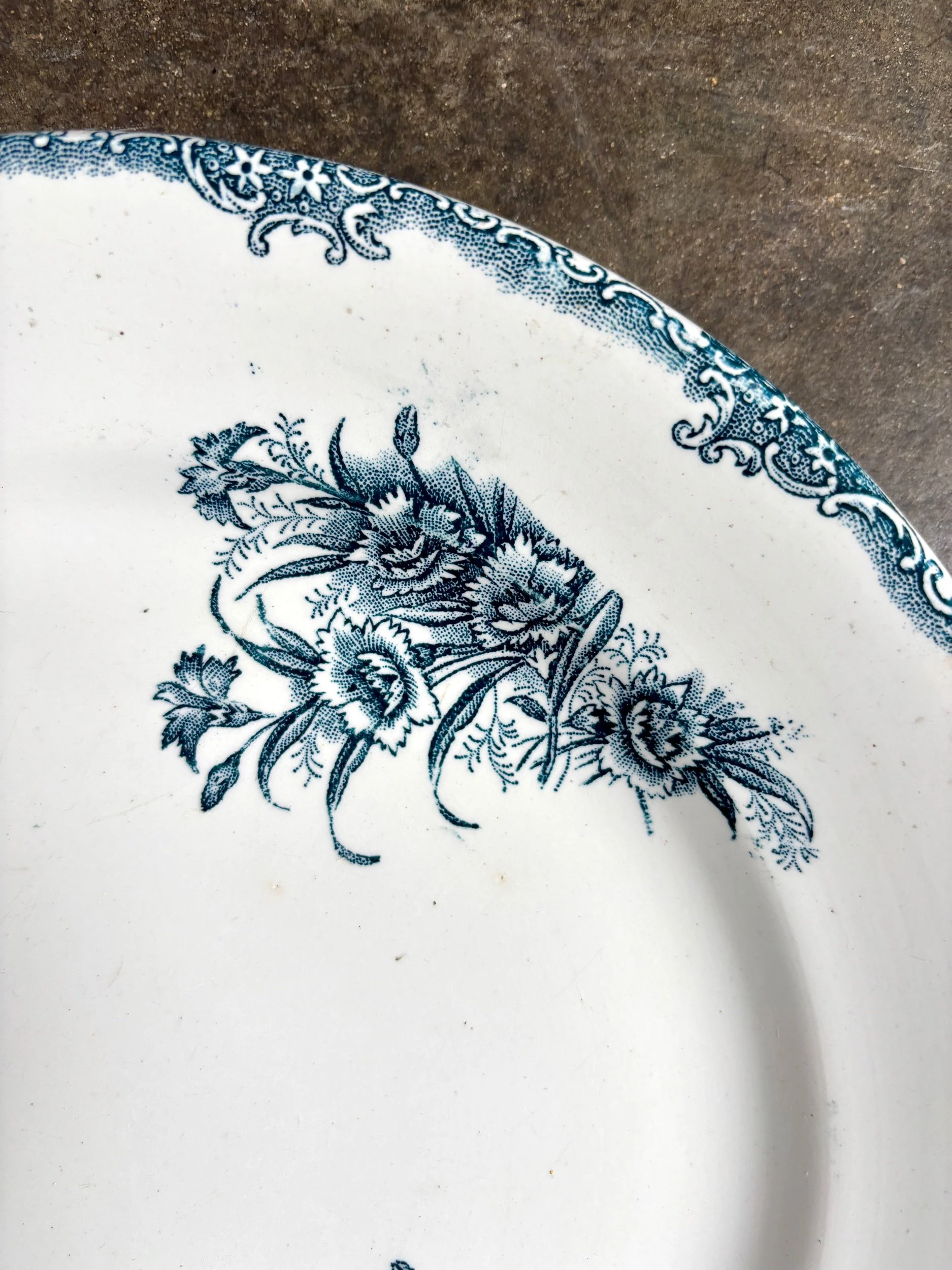 plat-rond-clairefontaine-leon-graves-oeillets-terre-de-fer-blanc-bleu-vaisselle-vintage-axs-design-paris-france