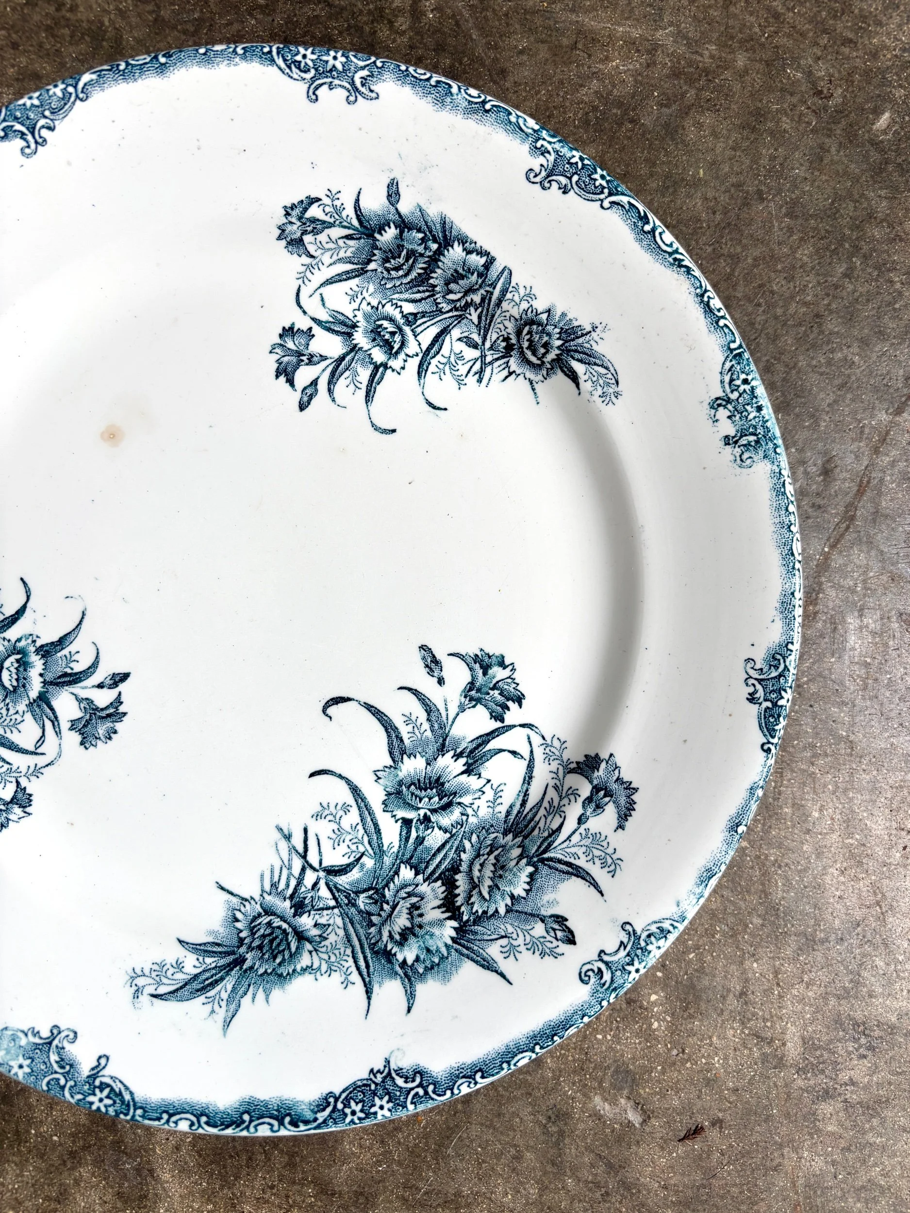 plat-rond-clairefontaine-leon-graves-oeillets-terre-de-fer-blanc-bleu-vaisselle-vintage-axs-design-paris-france
