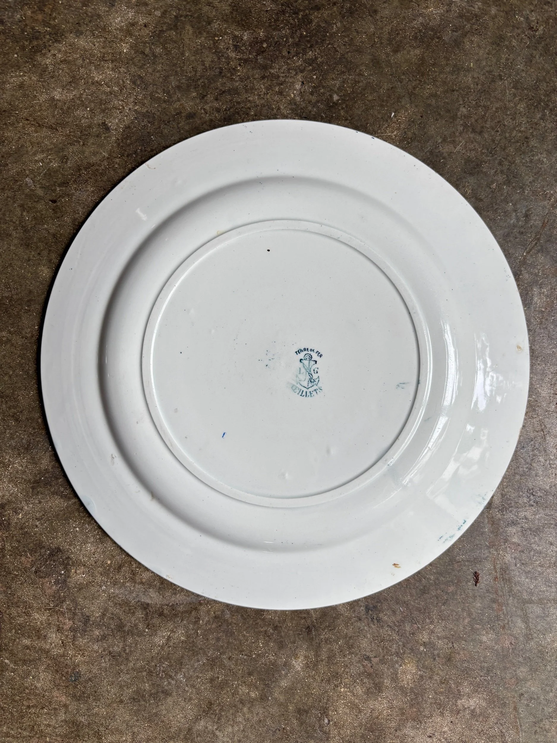 plat-rond-clairefontaine-leon-graves-oeillets-terre-de-fer-blanc-bleu-vaisselle-vintage-axs-design-paris-france