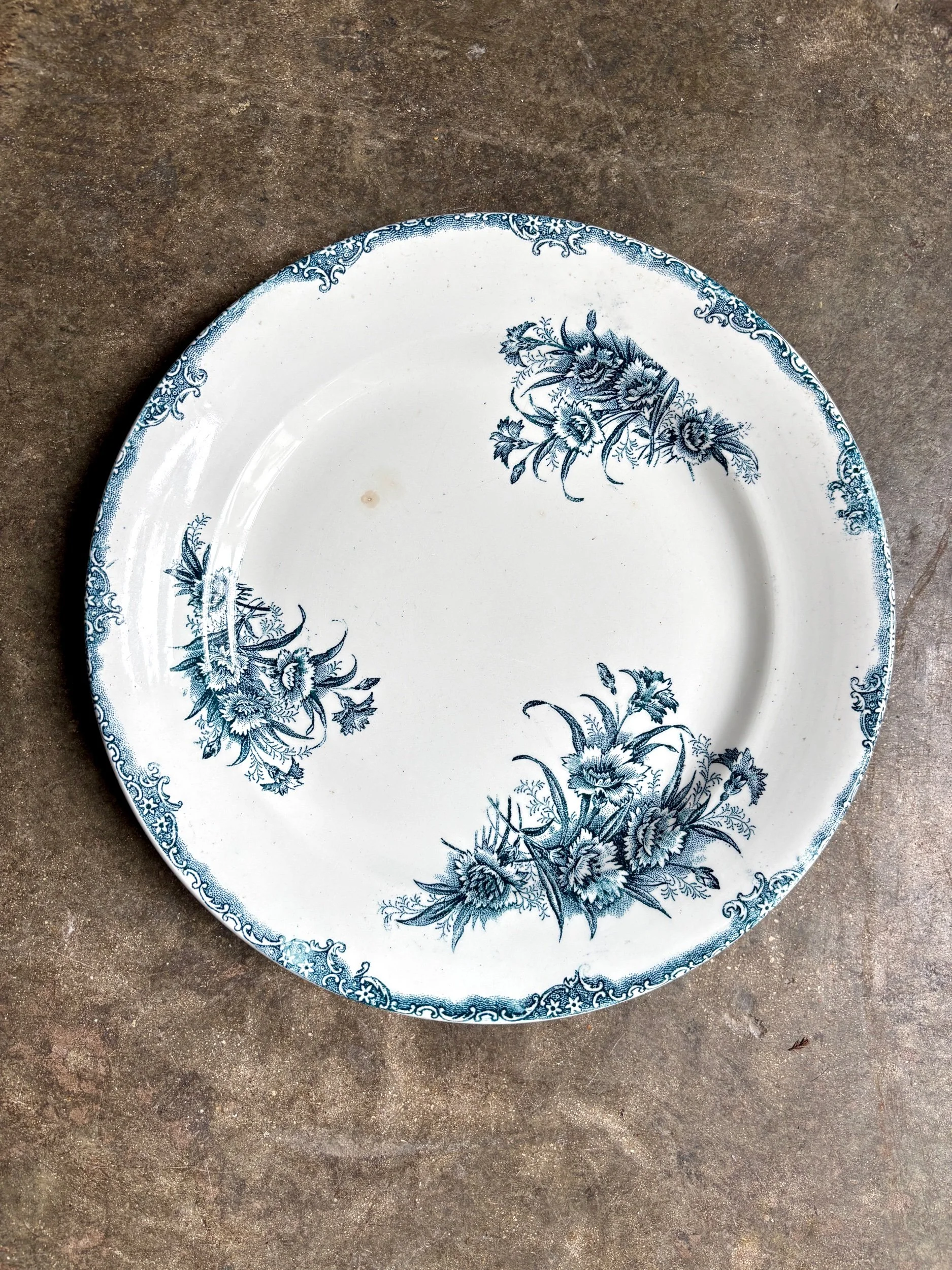 plat-rond-clairefontaine-leon-graves-oeillets-terre-de-fer-blanc-bleu-vaisselle-vintage-axs-design-paris-france