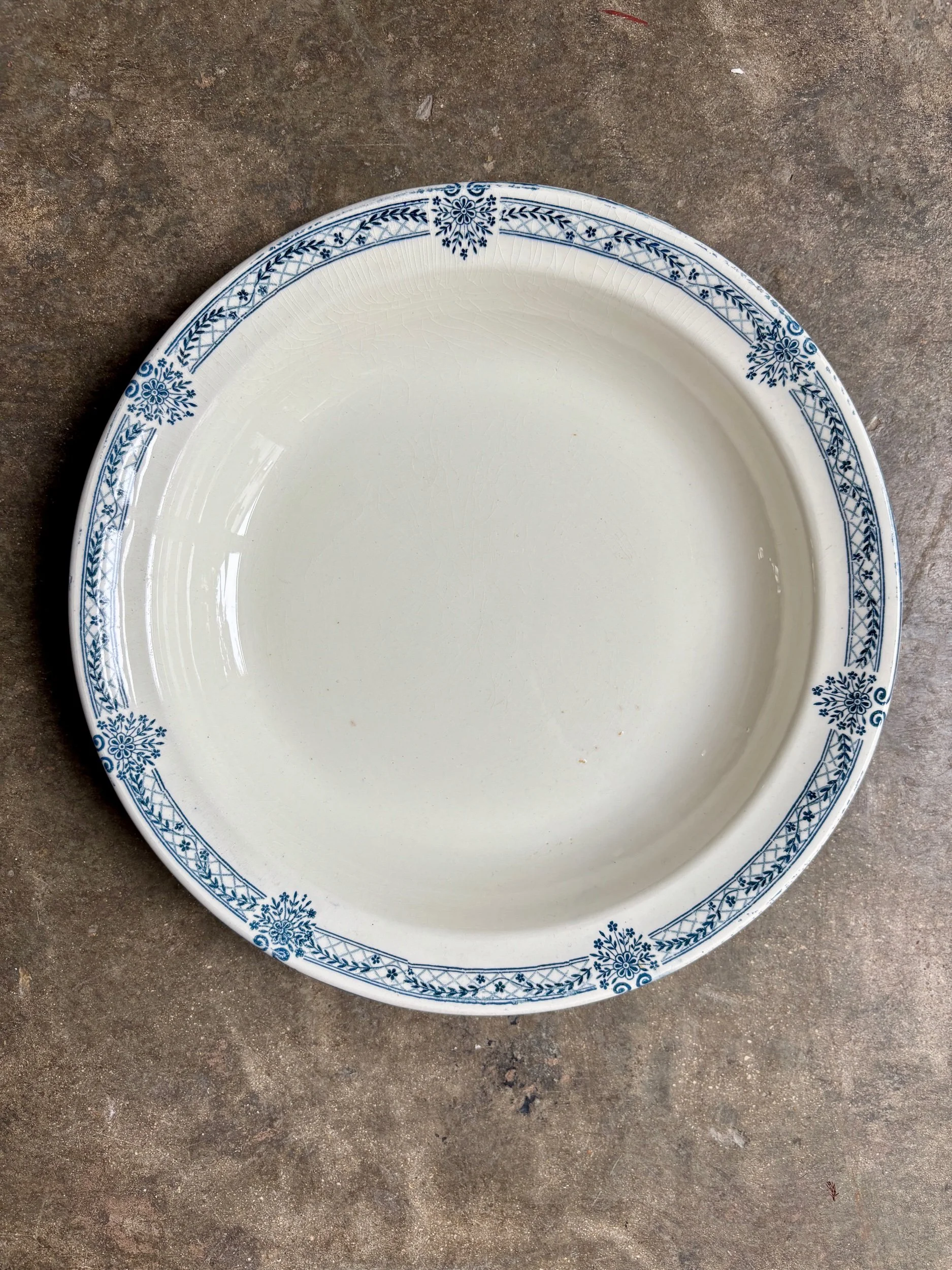plat-rond-creux-salins-terre-fer-blanc-bleu-vaisselle-vintage-axs-design-paris-france