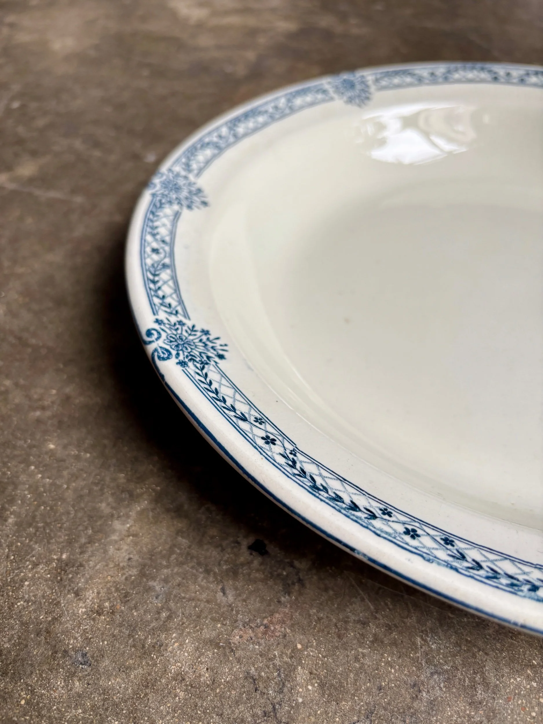 plat-rond-creux-salins-terre-fer-blanc-bleu-vaisselle-vintage-axs-design-paris-france