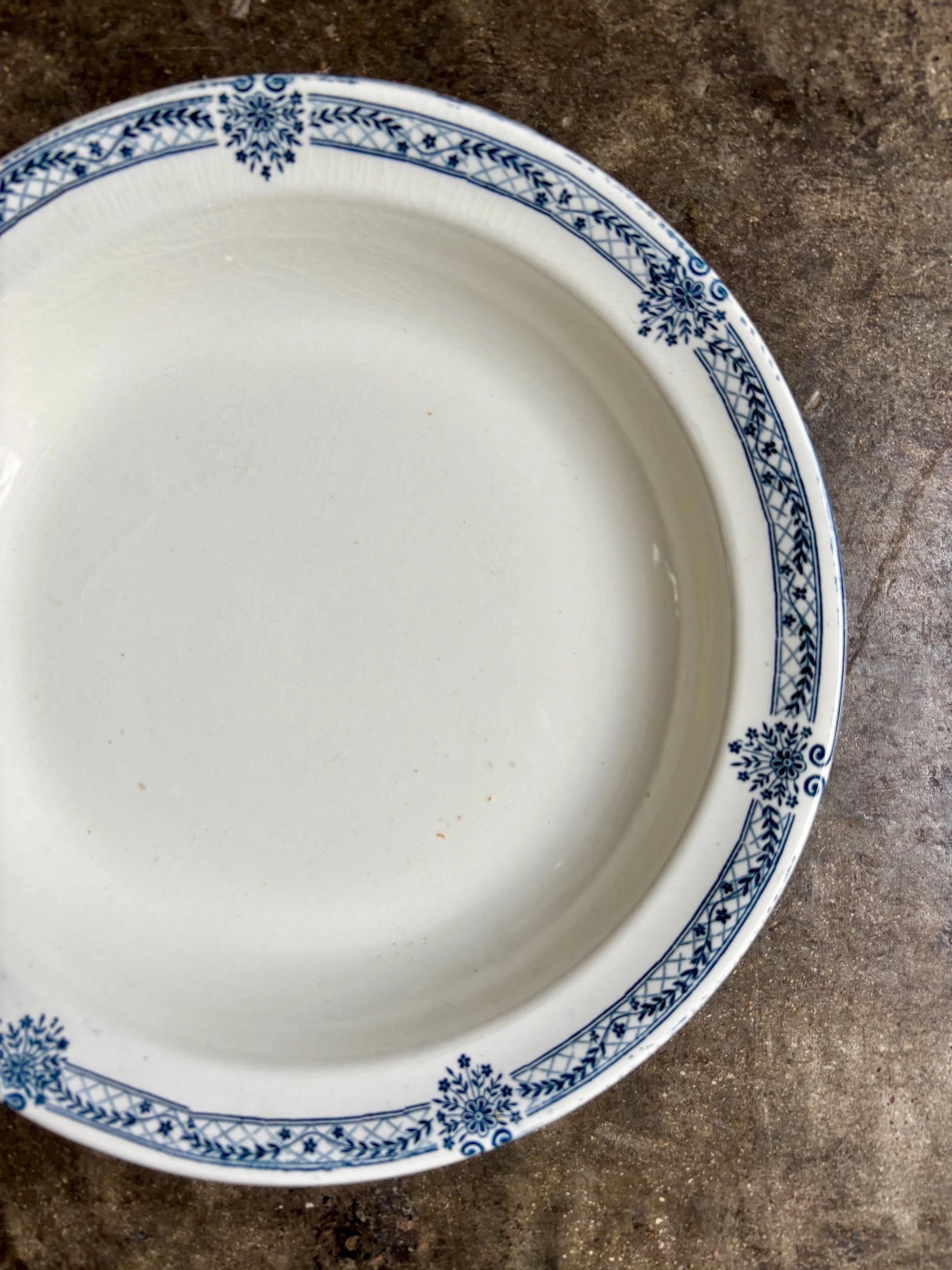 plat-rond-creux-salins-terre-fer-blanc-bleu-vaisselle-vintage-axs-design-paris-france