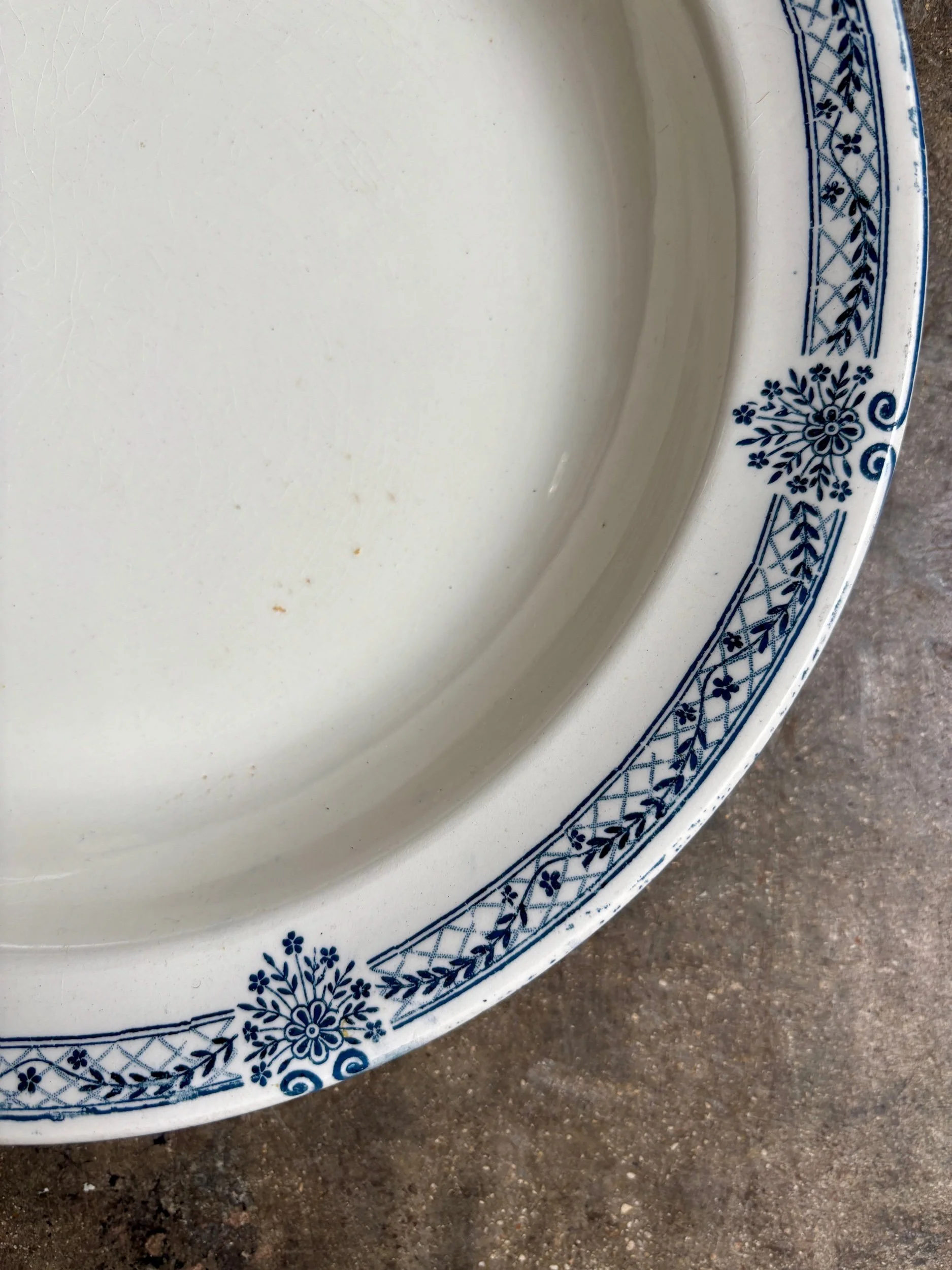 plat-rond-creux-salins-terre-fer-blanc-bleu-vaisselle-vintage-axs-design-paris-france