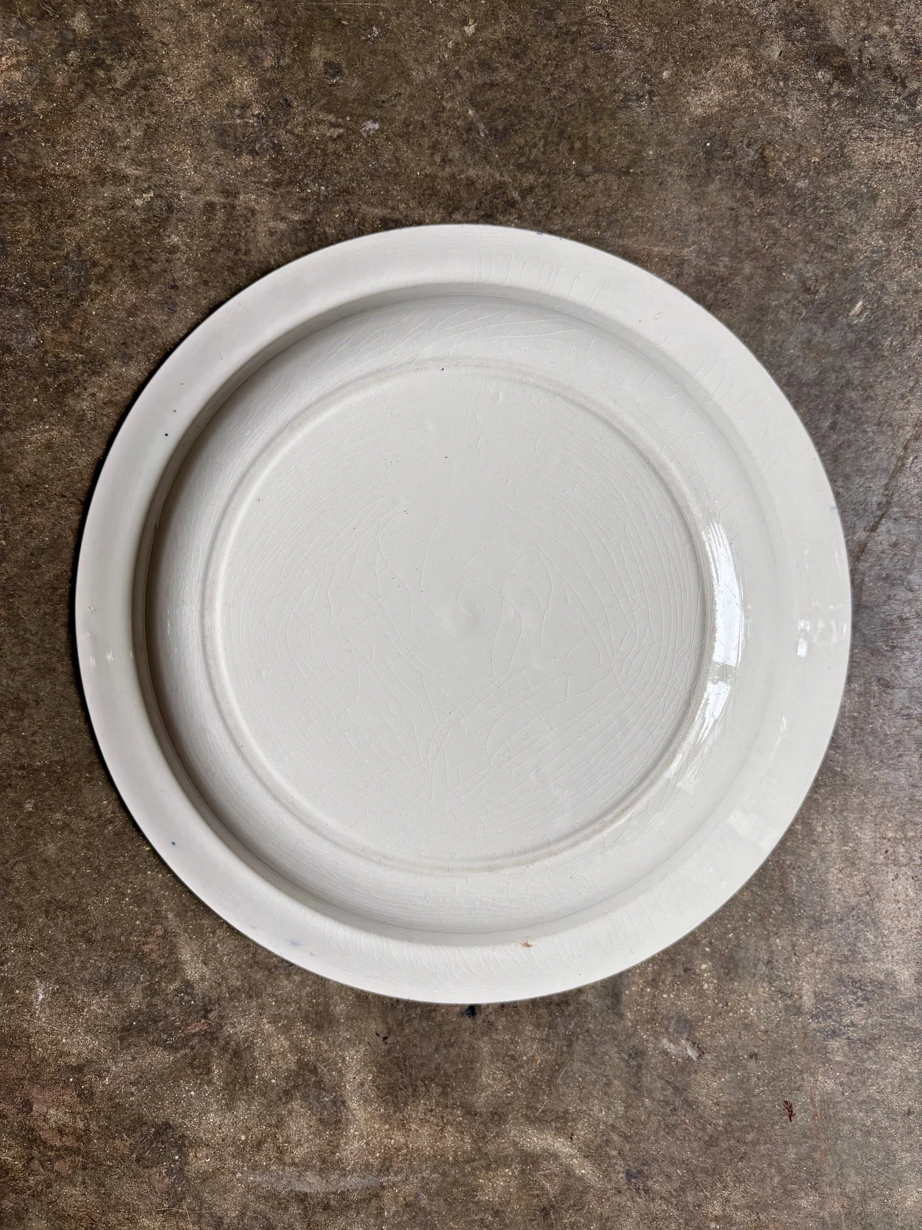 plat-rond-creux-salins-terre-fer-blanc-bleu-vaisselle-vintage-axs-design-paris-france
