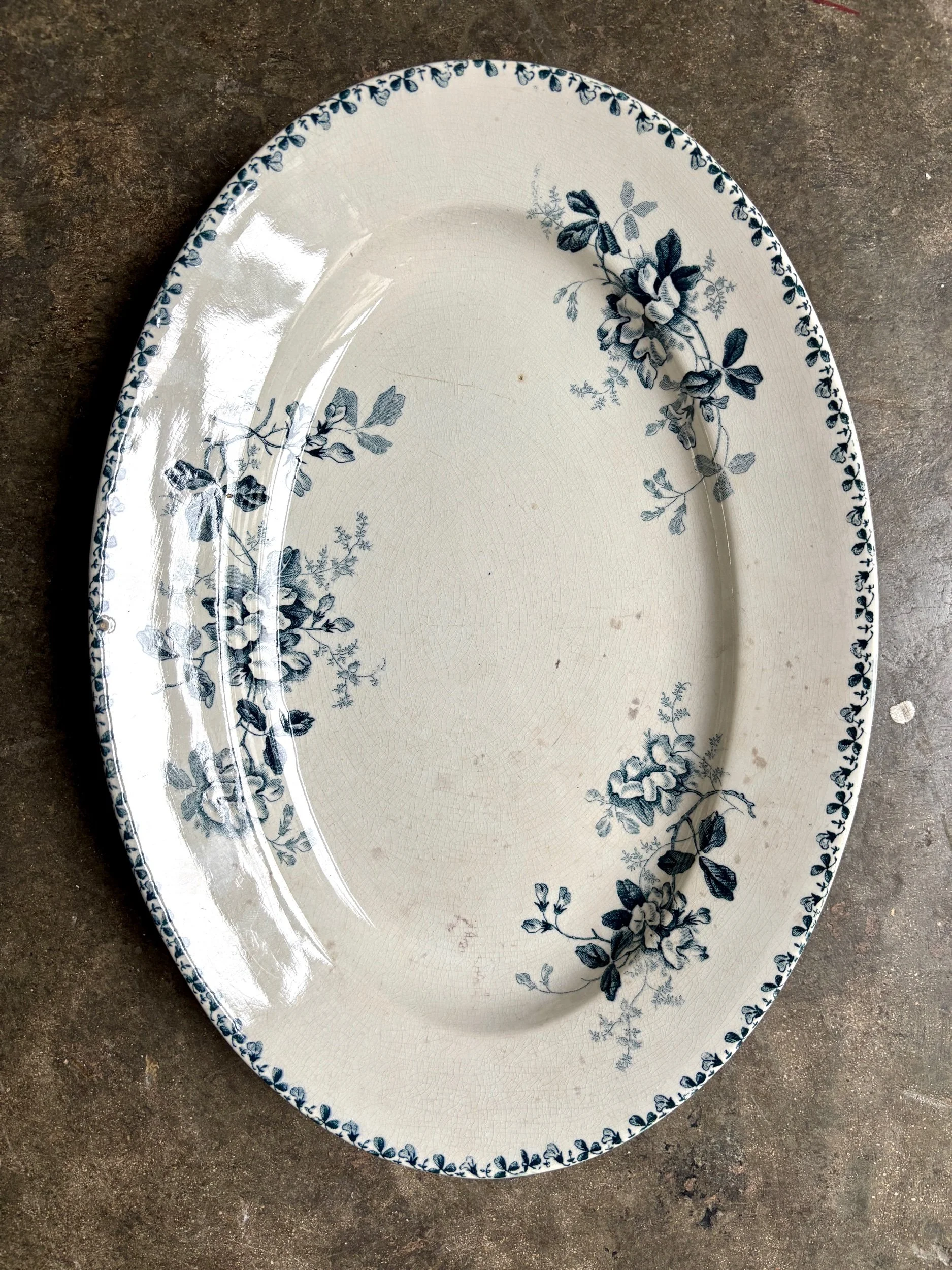 plat-ovale-creux-st-amand-hamage-acacia-terre-de-fer-blanc-bleu-vaisselle-vintage-axs-design-paris-france
