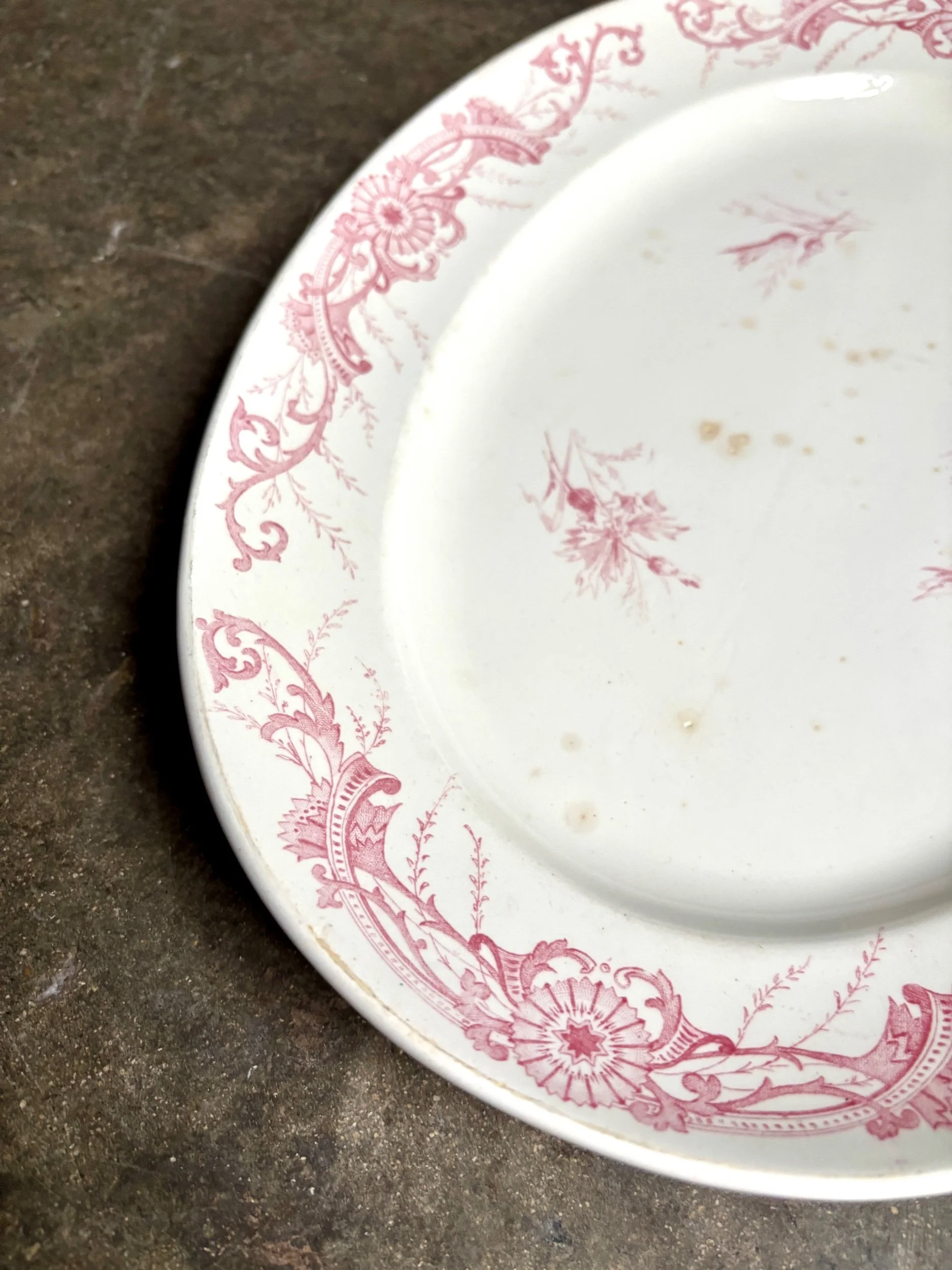 plat-ovale-creil-montereau-centauree-terre-de-fer-rose-vaisselle-vintage-axs-design-paris-france