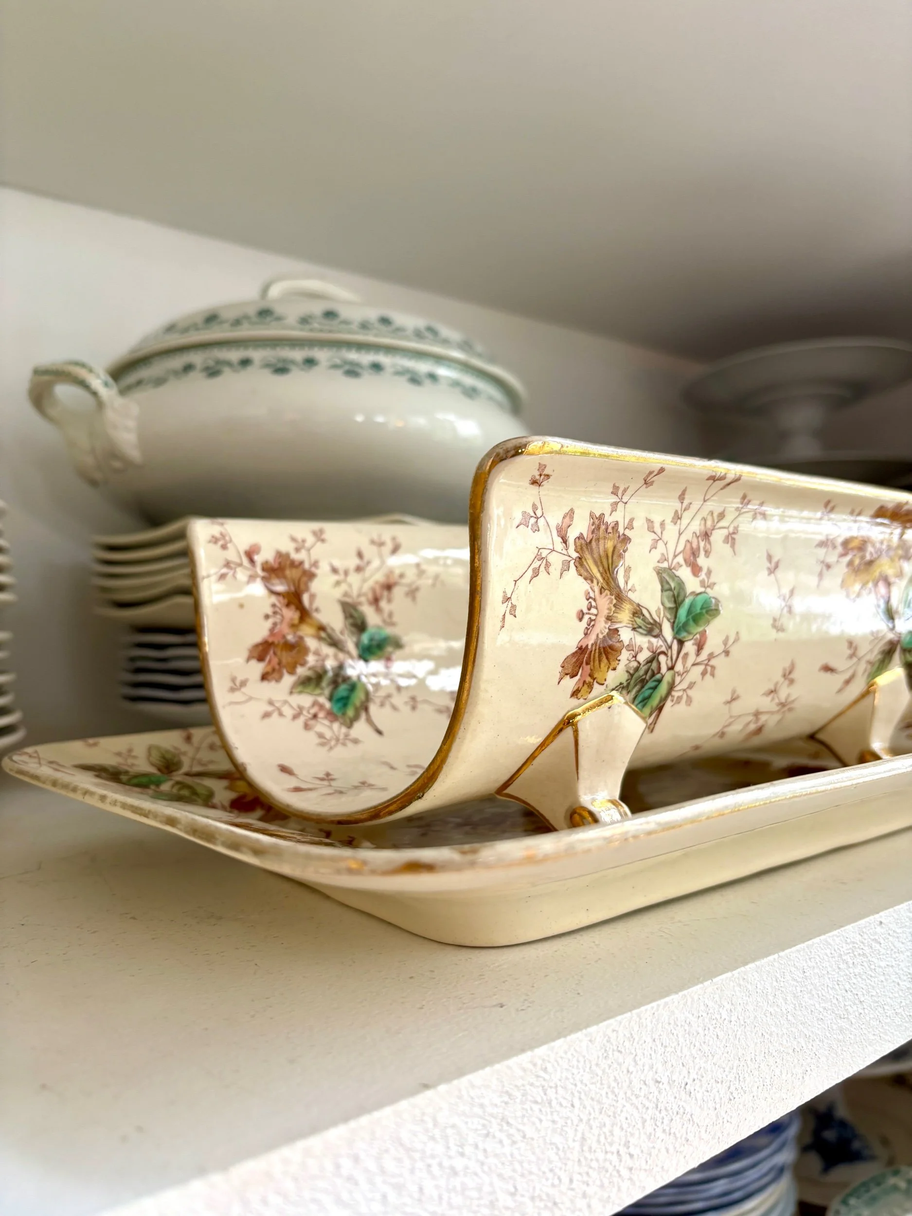 plat-asperge-luneville-terre-de-fer-beige-dore-rose-ocre-vert-vaisselle-vintage-axs-design-paris-france