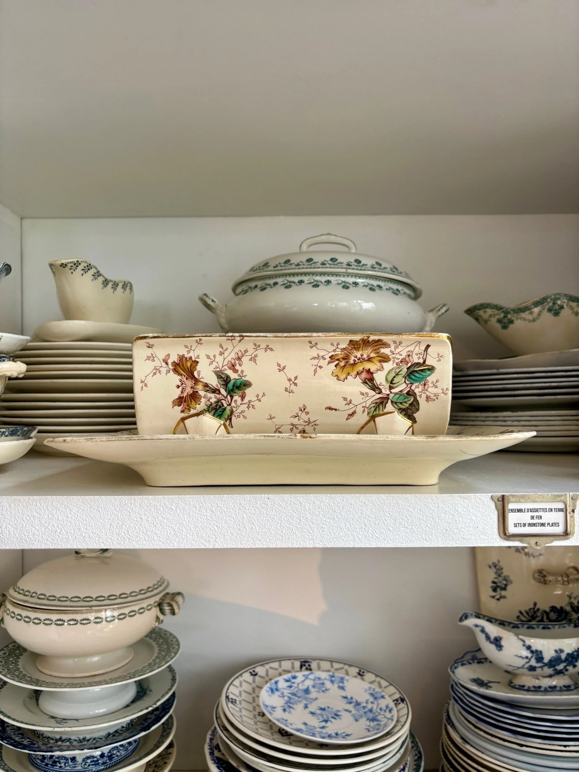 plat-asperge-luneville-terre-de-fer-beige-dore-rose-ocre-vert-vaisselle-vintage-axs-design-paris-france