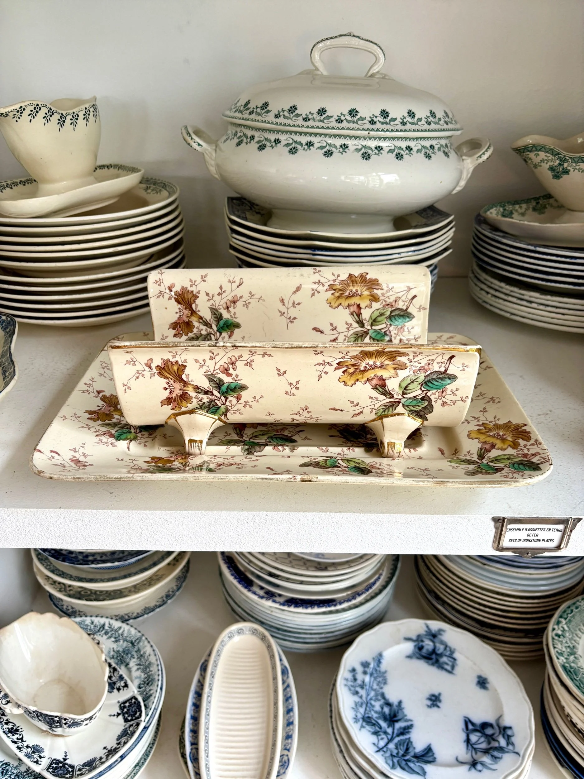 plat-asperge-luneville-terre-de-fer-beige-dore-rose-ocre-vert-vaisselle-vintage-axs-design-paris-france