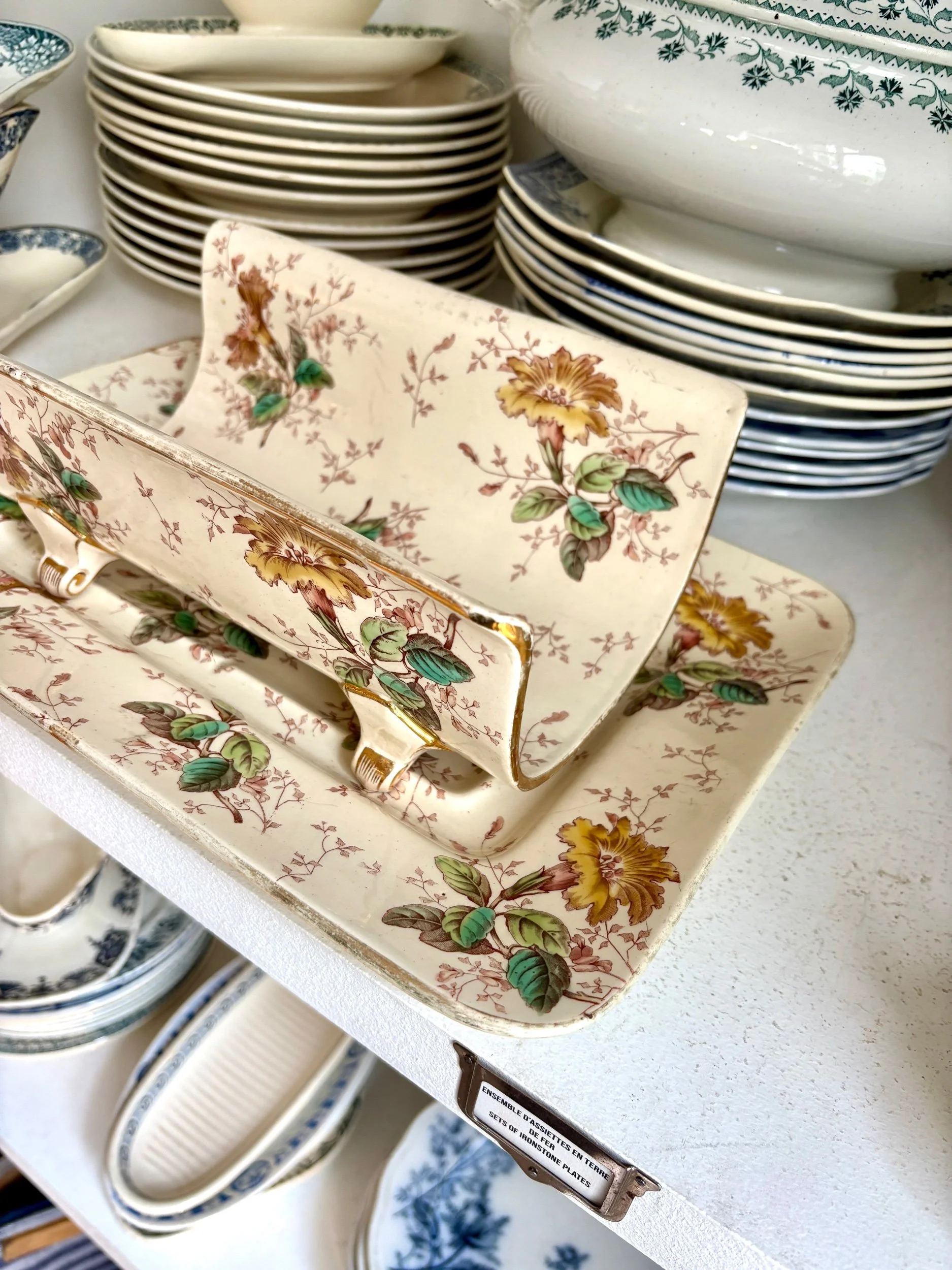 plat-asperge-luneville-terre-de-fer-beige-dore-rose-ocre-vert-vaisselle-vintage-axs-design-paris-france