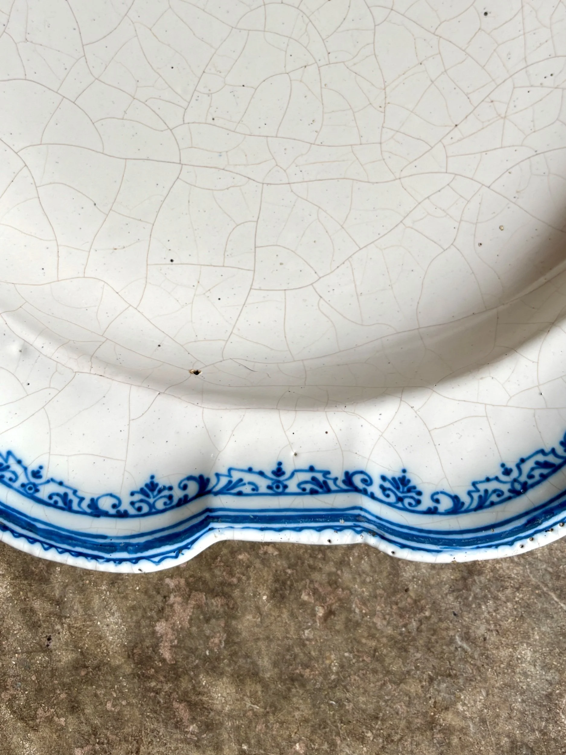 plat-ovale-creux-faience-moustiers-blanc-bleu-antique-vaisselle-axs-design-paris-france