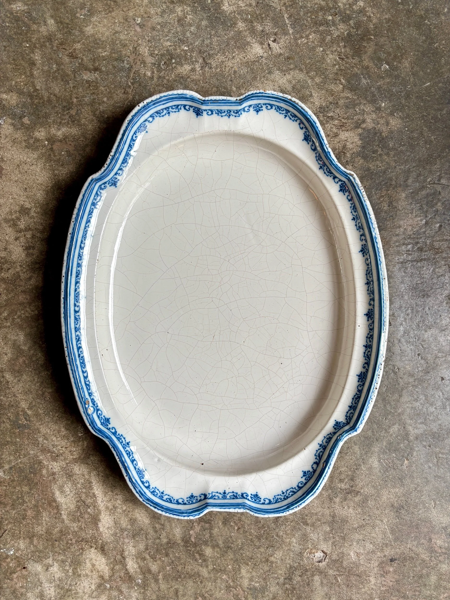plat-ovale-creux-faience-moustiers-blanc-bleu-antique-vaisselle-axs-design-paris-france
