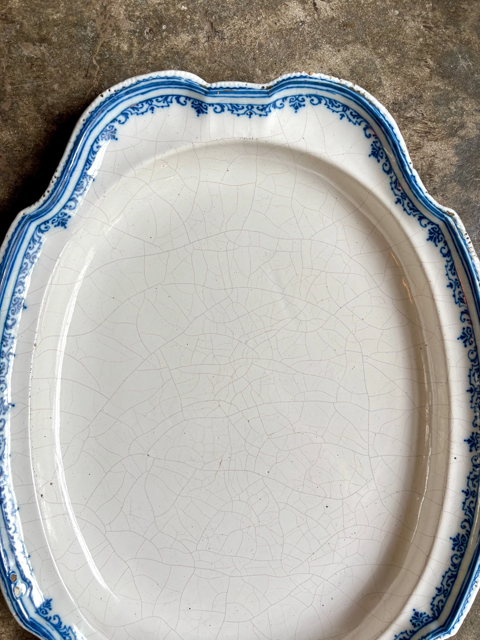 plat-ovale-creux-faience-moustiers-blanc-bleu-antique-vaisselle-axs-design-paris-france