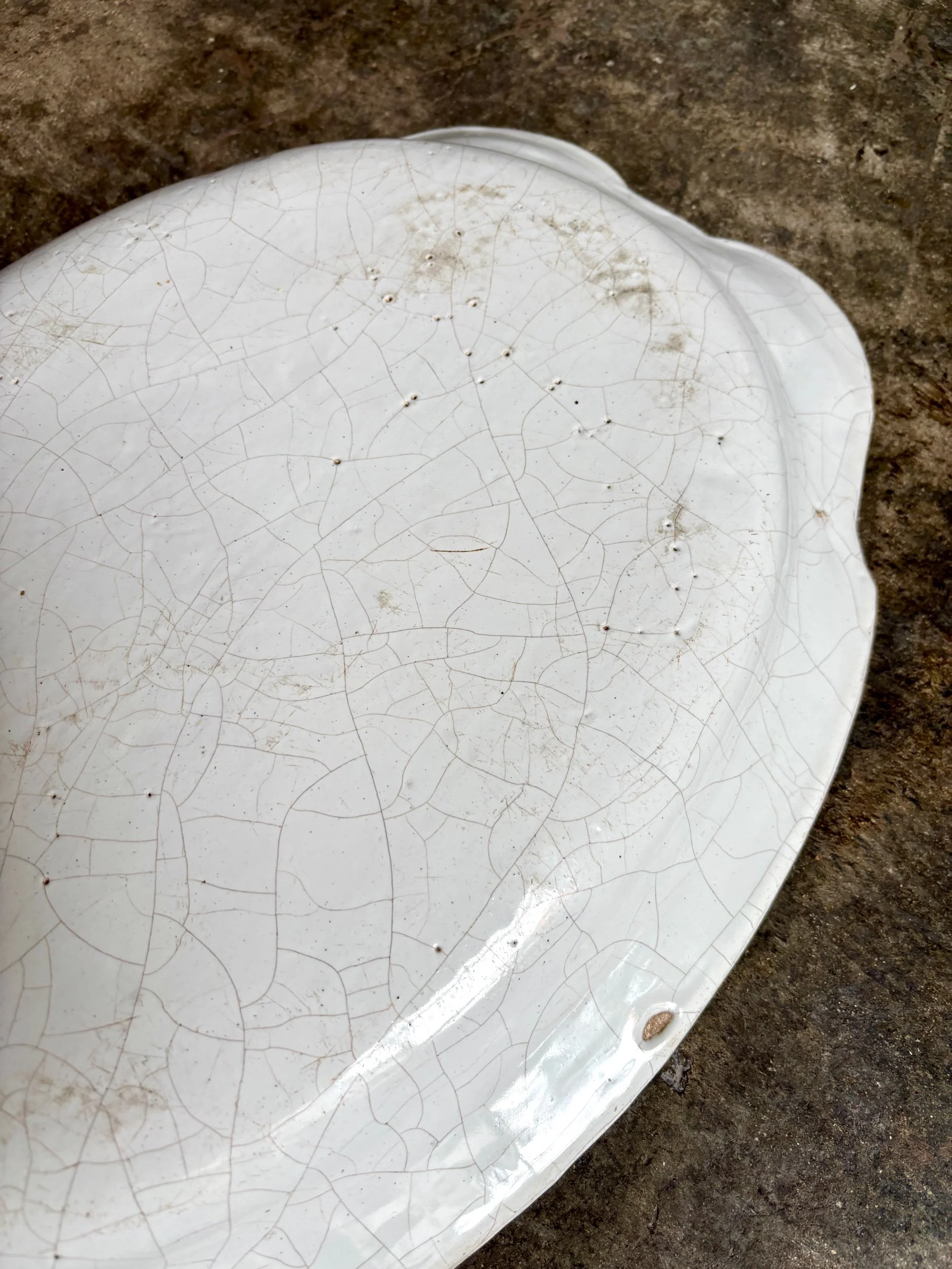 plat-ovale-creux-faience-moustiers-blanc-bleu-antique-vaisselle-axs-design-paris-france
