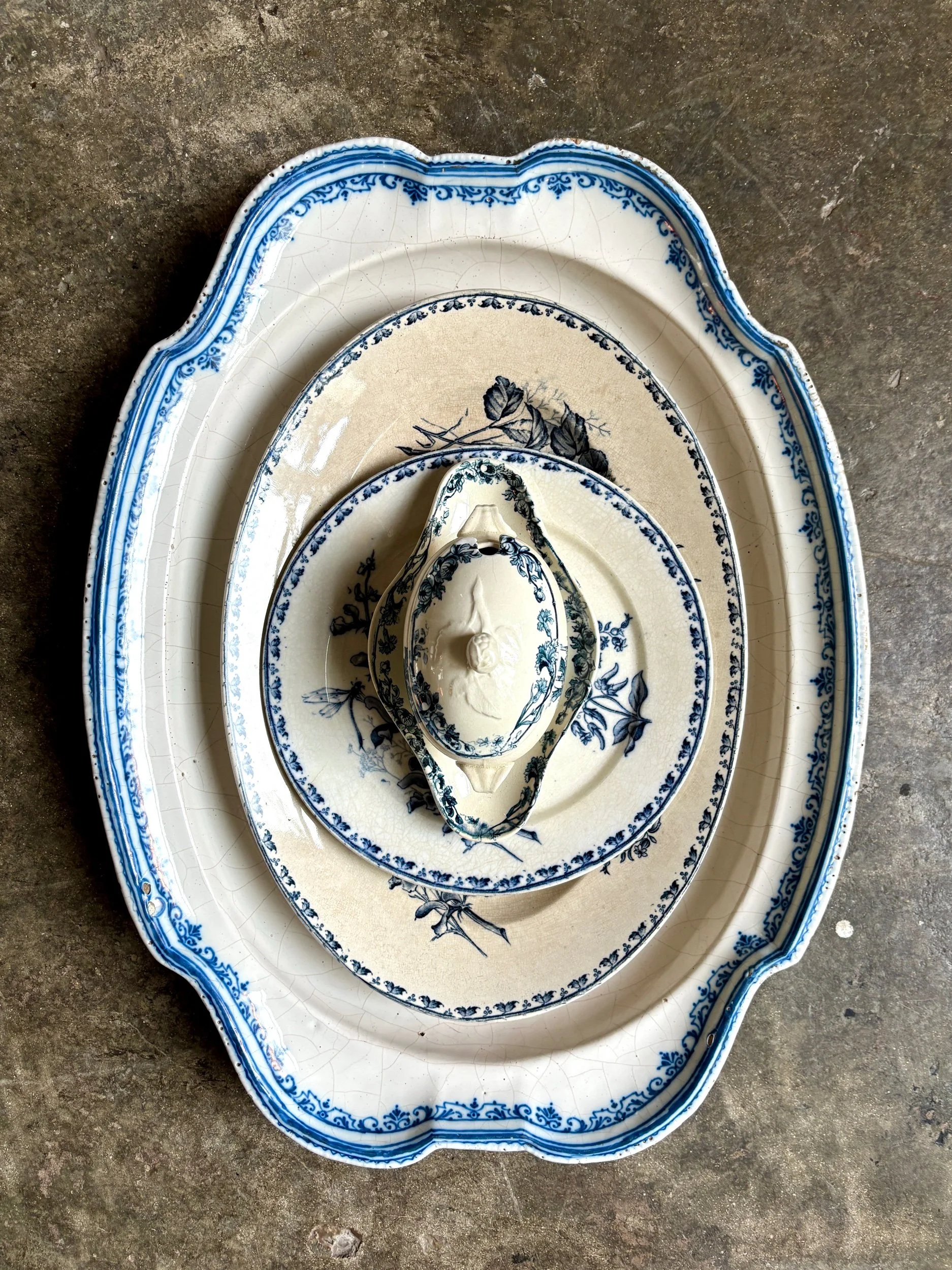 plat-ovale-creux-faience-moustiers-blanc-bleu-antique-vaisselle-axs-design-paris-france