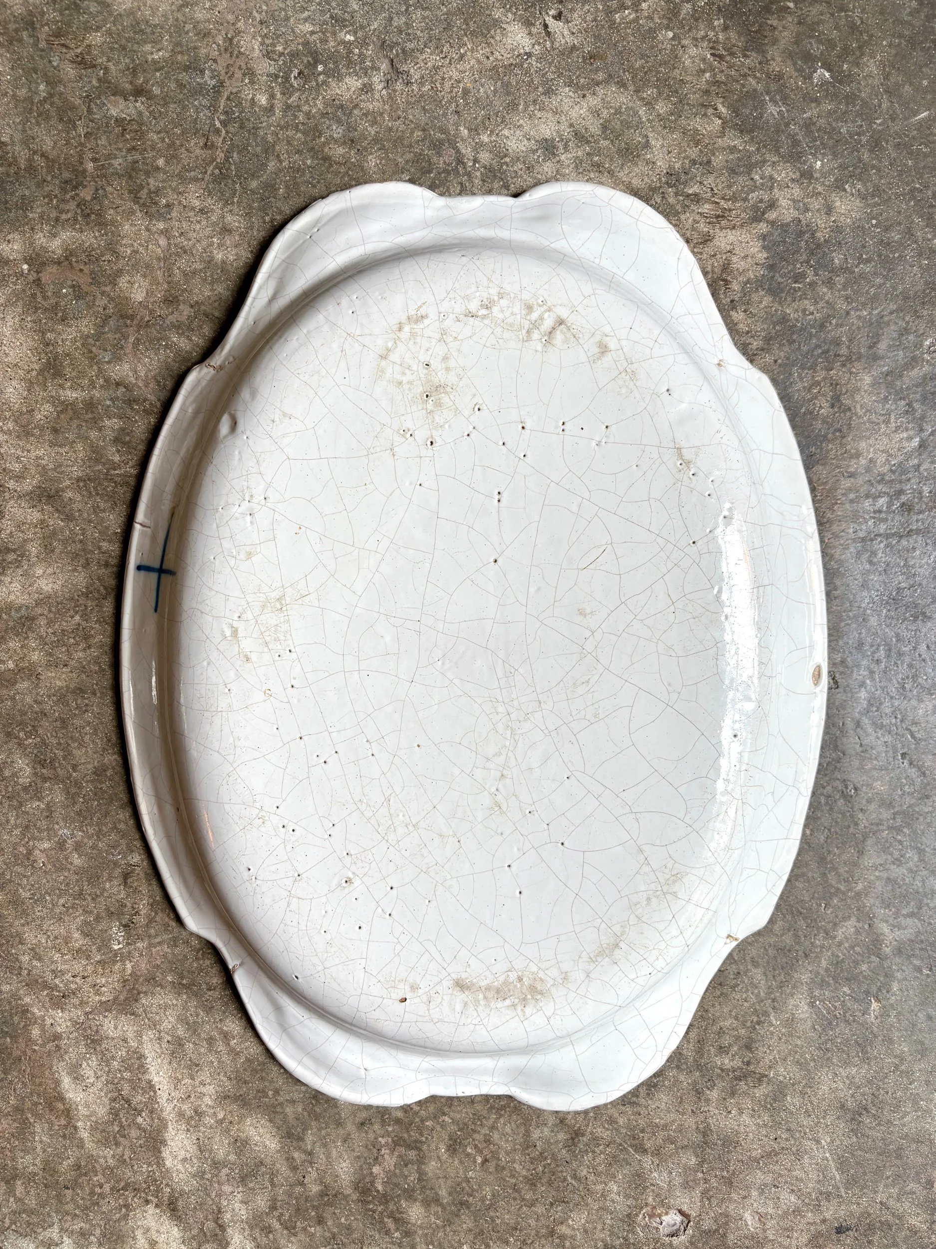 plat-ovale-creux-faience-moustiers-blanc-bleu-antique-vaisselle-axs-design-paris-france