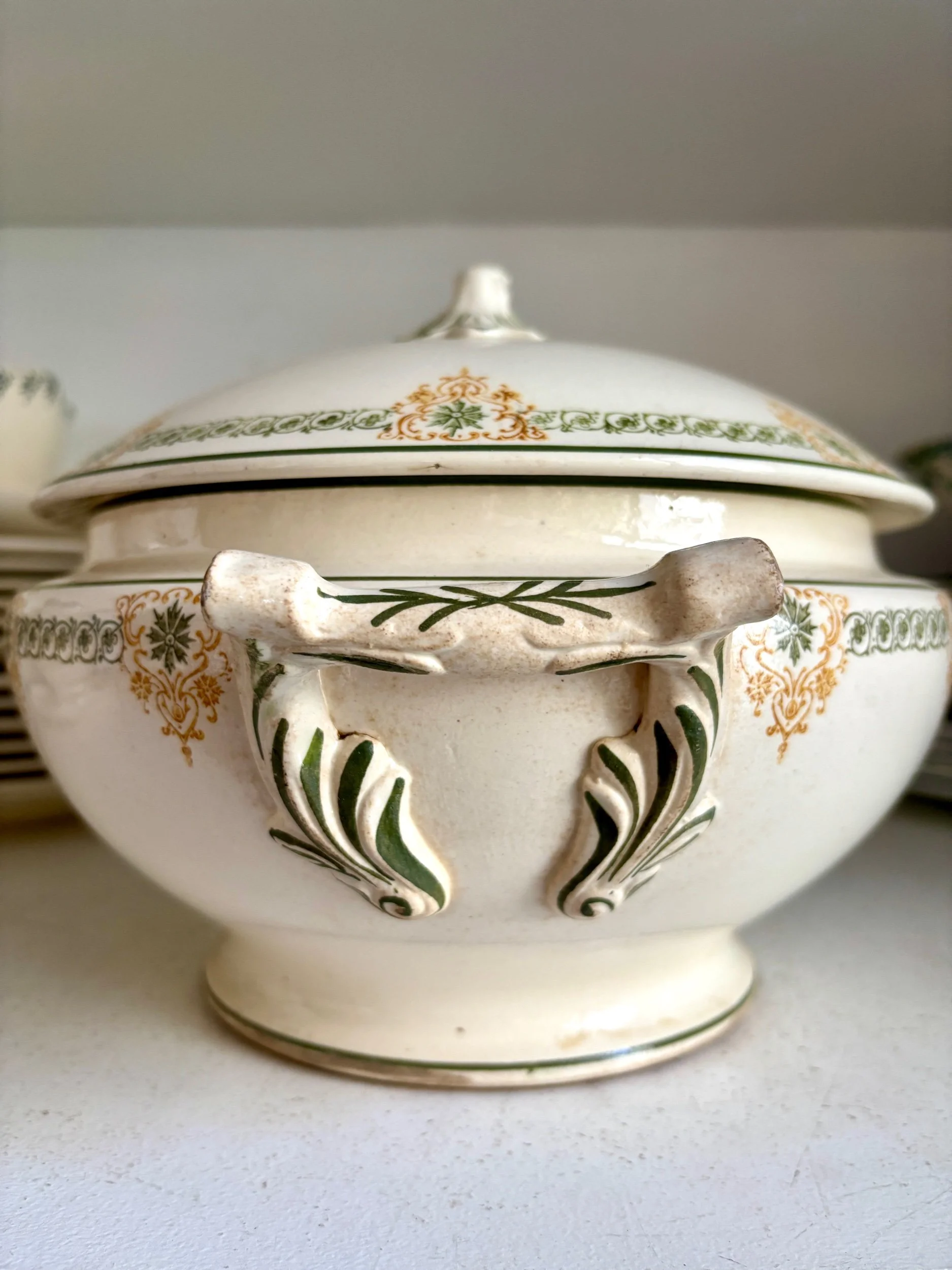 soupiere-longwy-terre-de-fer-beige-vert-ocre-vaisselle-vintage-axs-design-paris-france