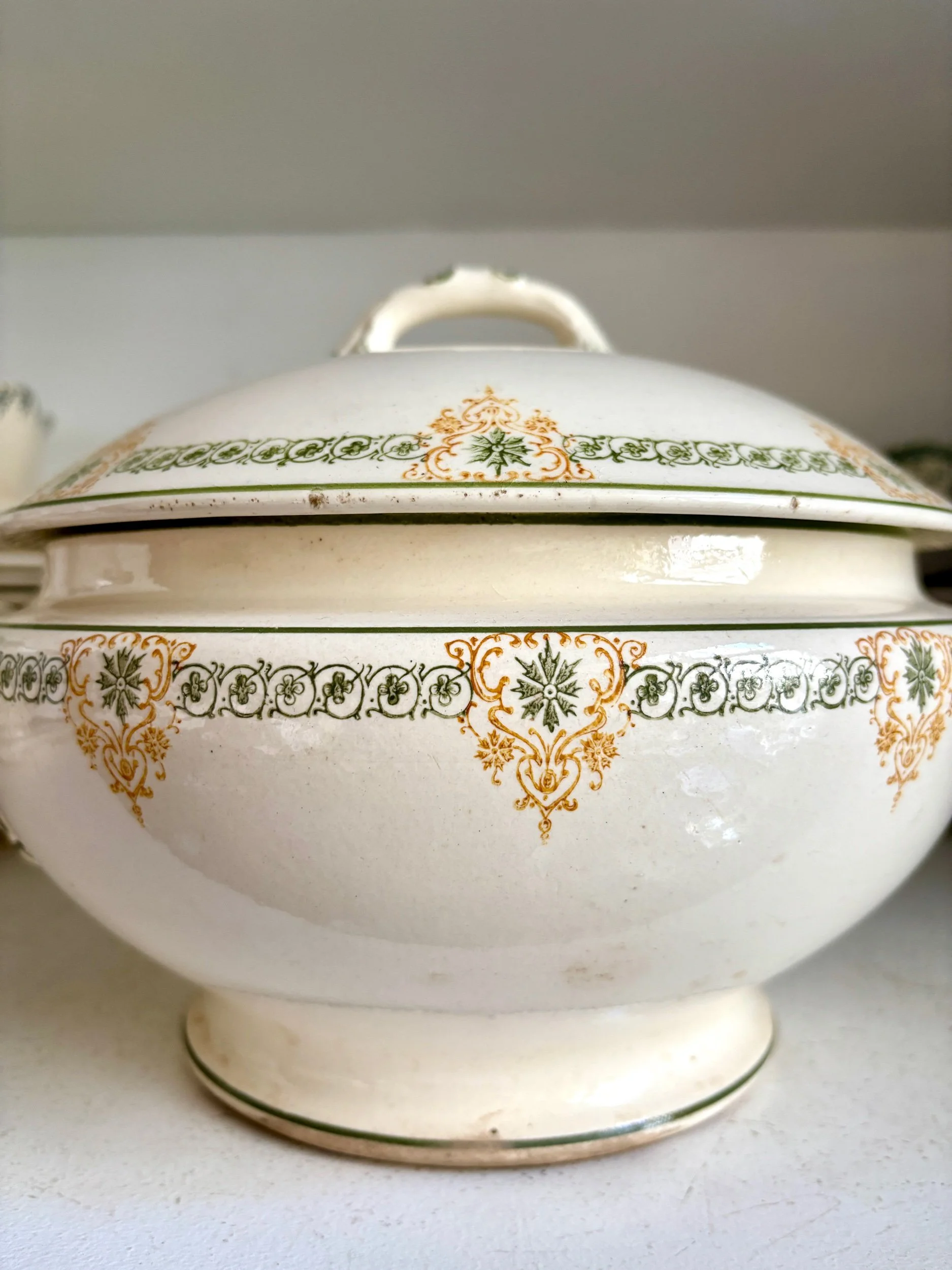 soupiere-longwy-terre-de-fer-beige-vert-ocre-vaisselle-vintage-axs-design-paris-france